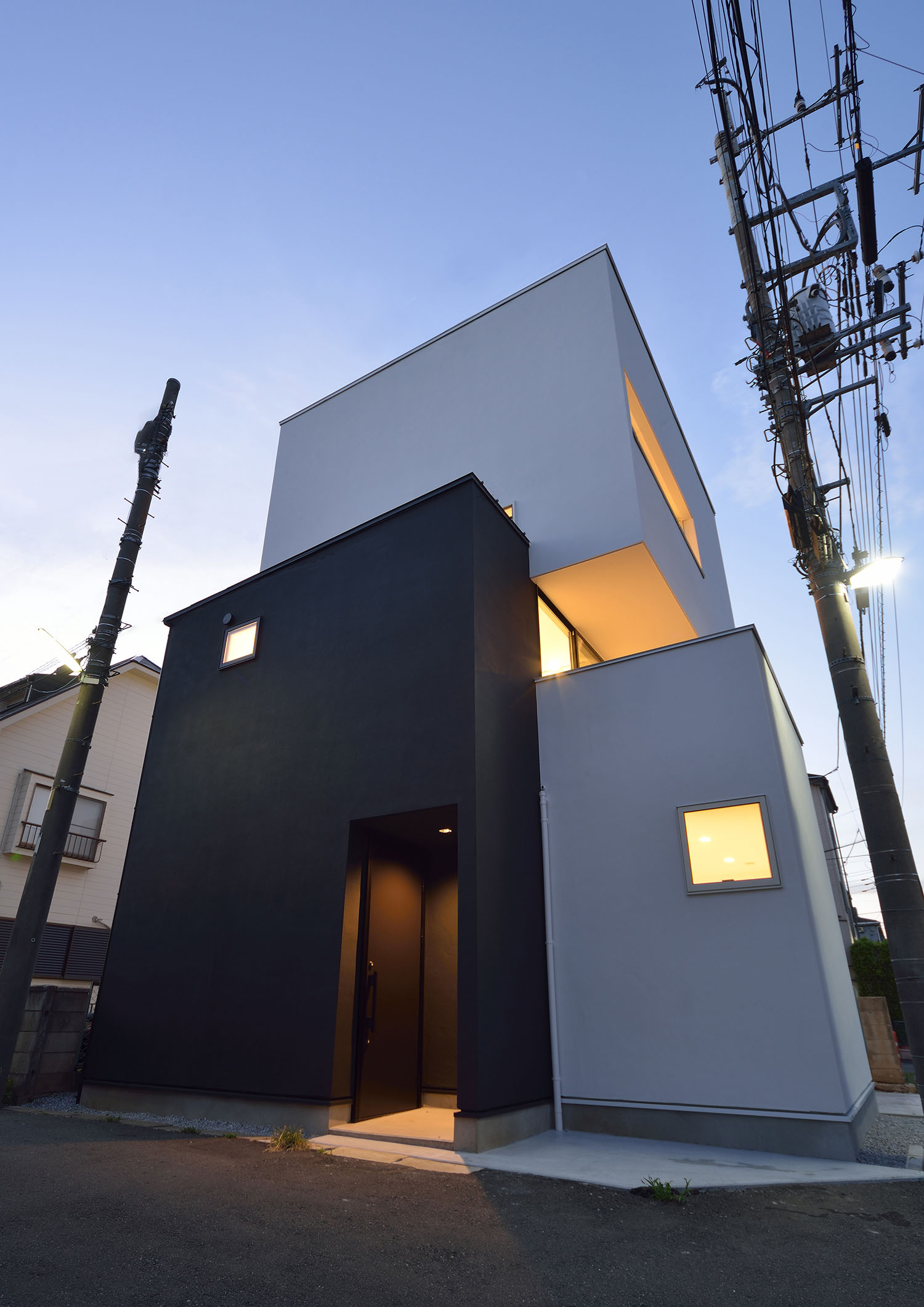 モノトーンのシンプルな外壁でバルコニーがある家・デザイン住宅