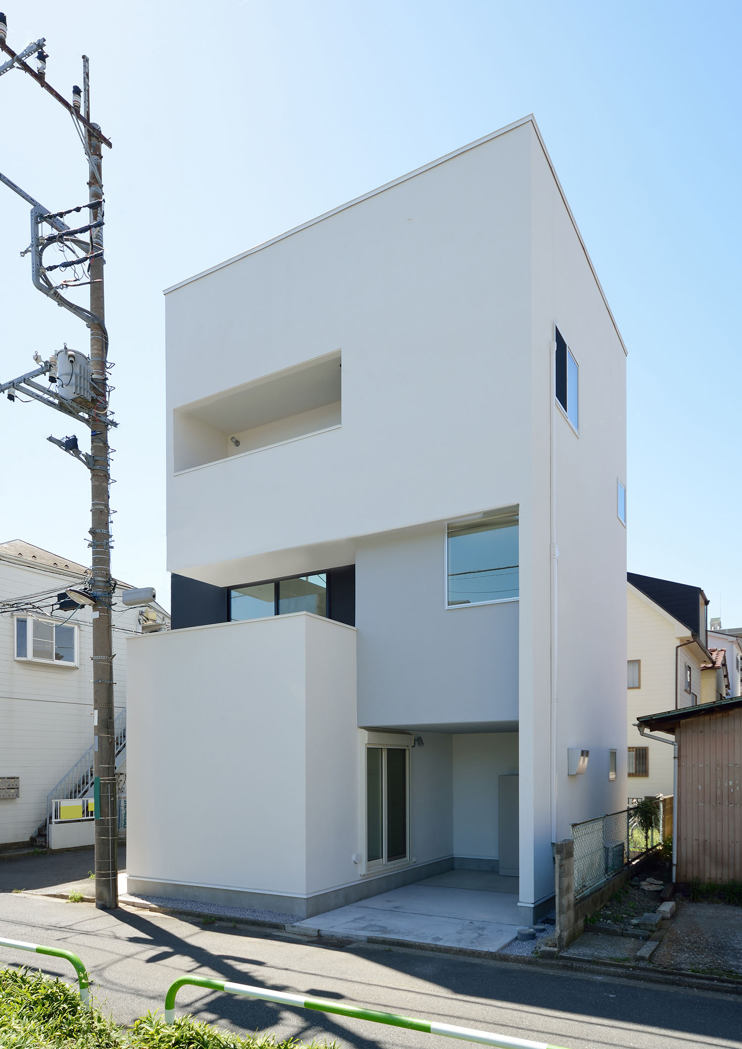 インナーガレージがある白いスクエアな外壁の家・デザイン住宅