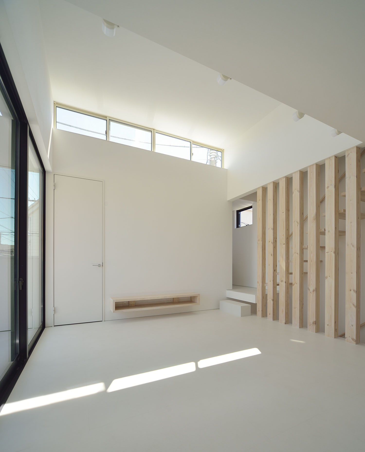 窓が取り付けられた高天井のLDK・デザイン住宅