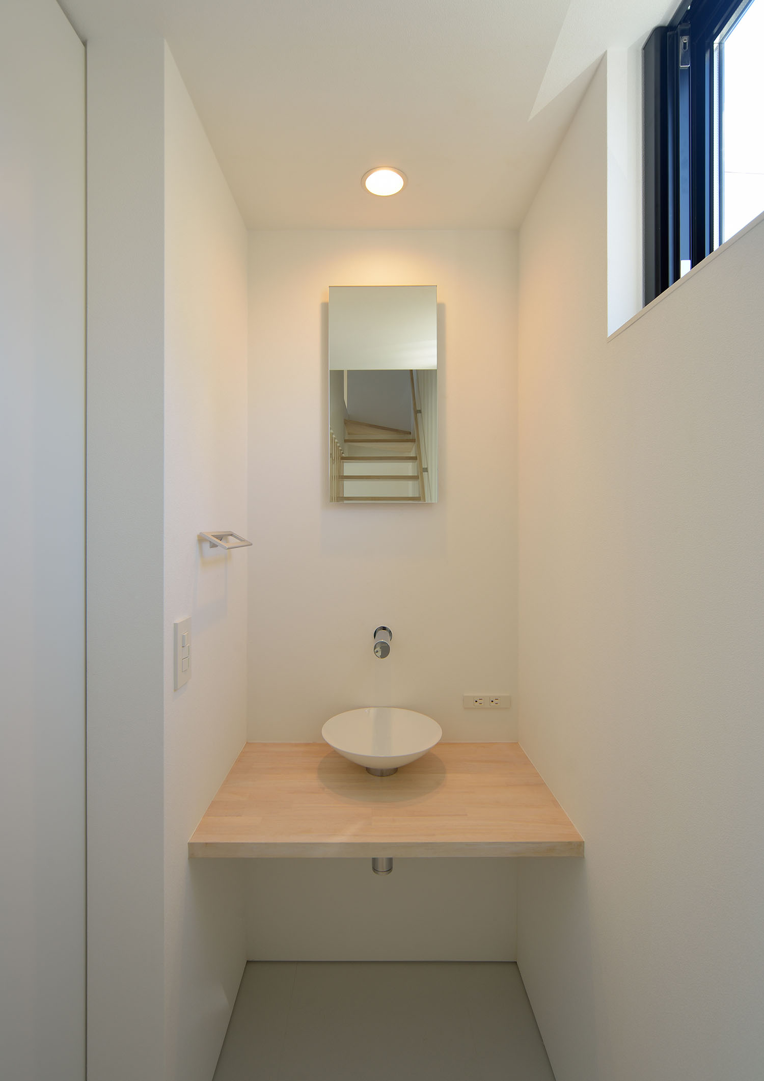 丸い洗面台を取り付けたコンパクトな手洗いカウンター・デザイン住宅