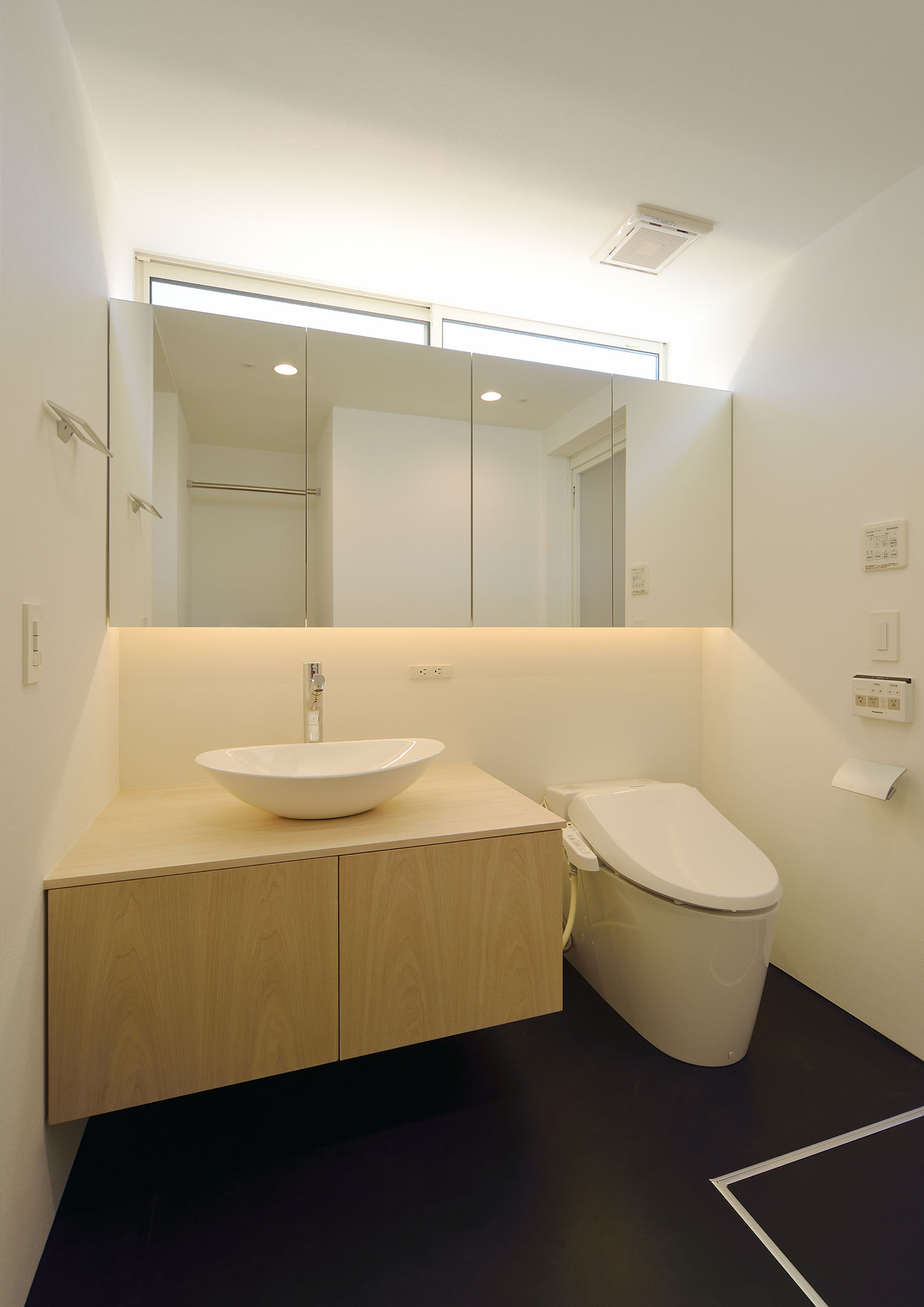 洗面台の隣にトイレがあるコンパクトな水回り・デザイン住宅