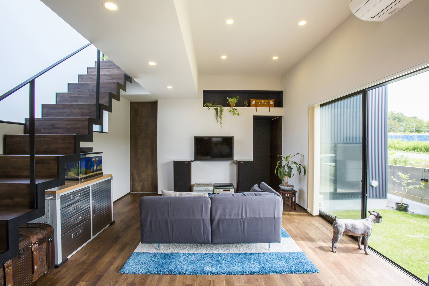 芝生のテラスに面した窓やリビングイン階段がある開放的なLDK・デザイン住宅