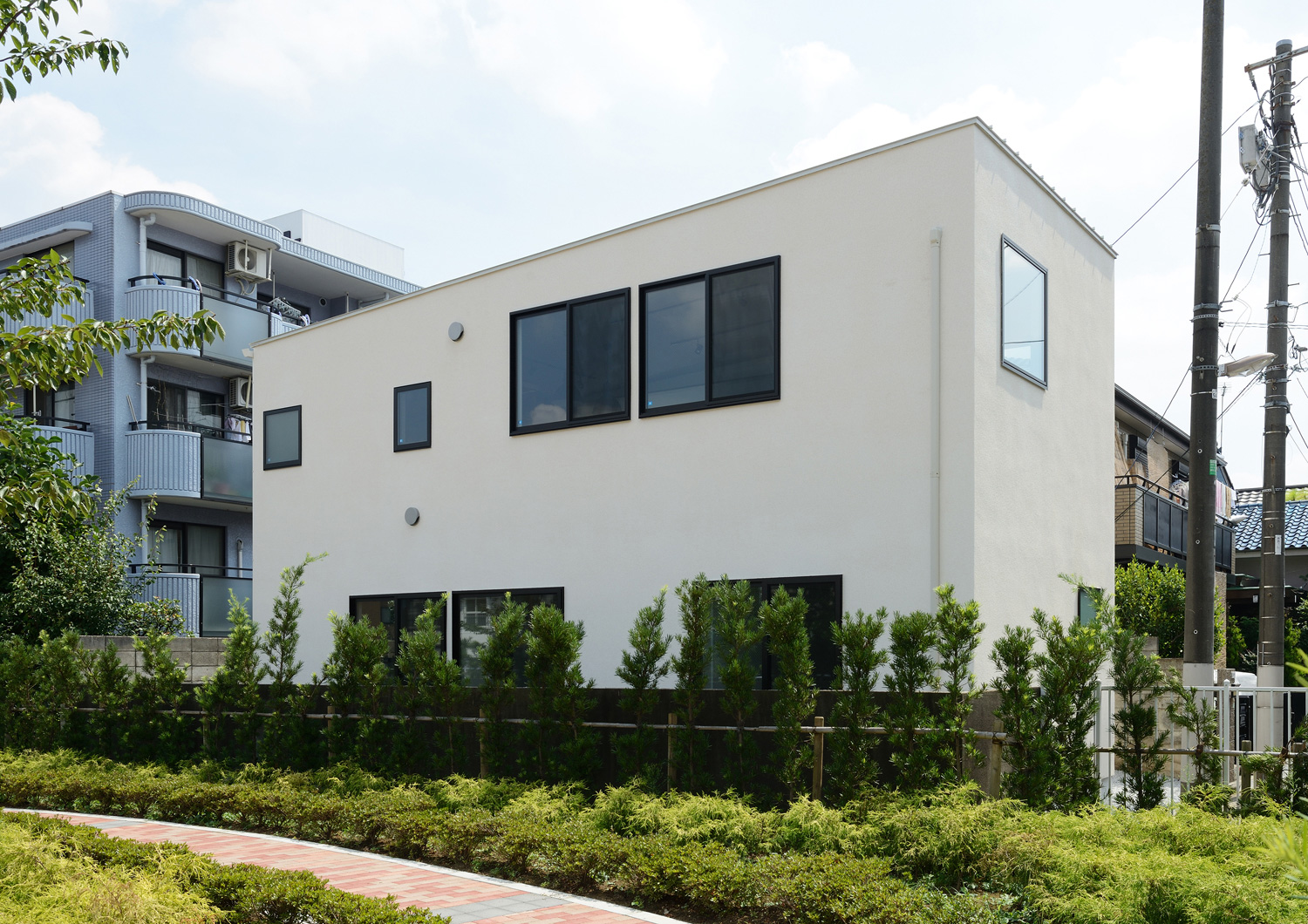 緑豊かな場所に建つ白いキューブ状の家・デザイン住宅