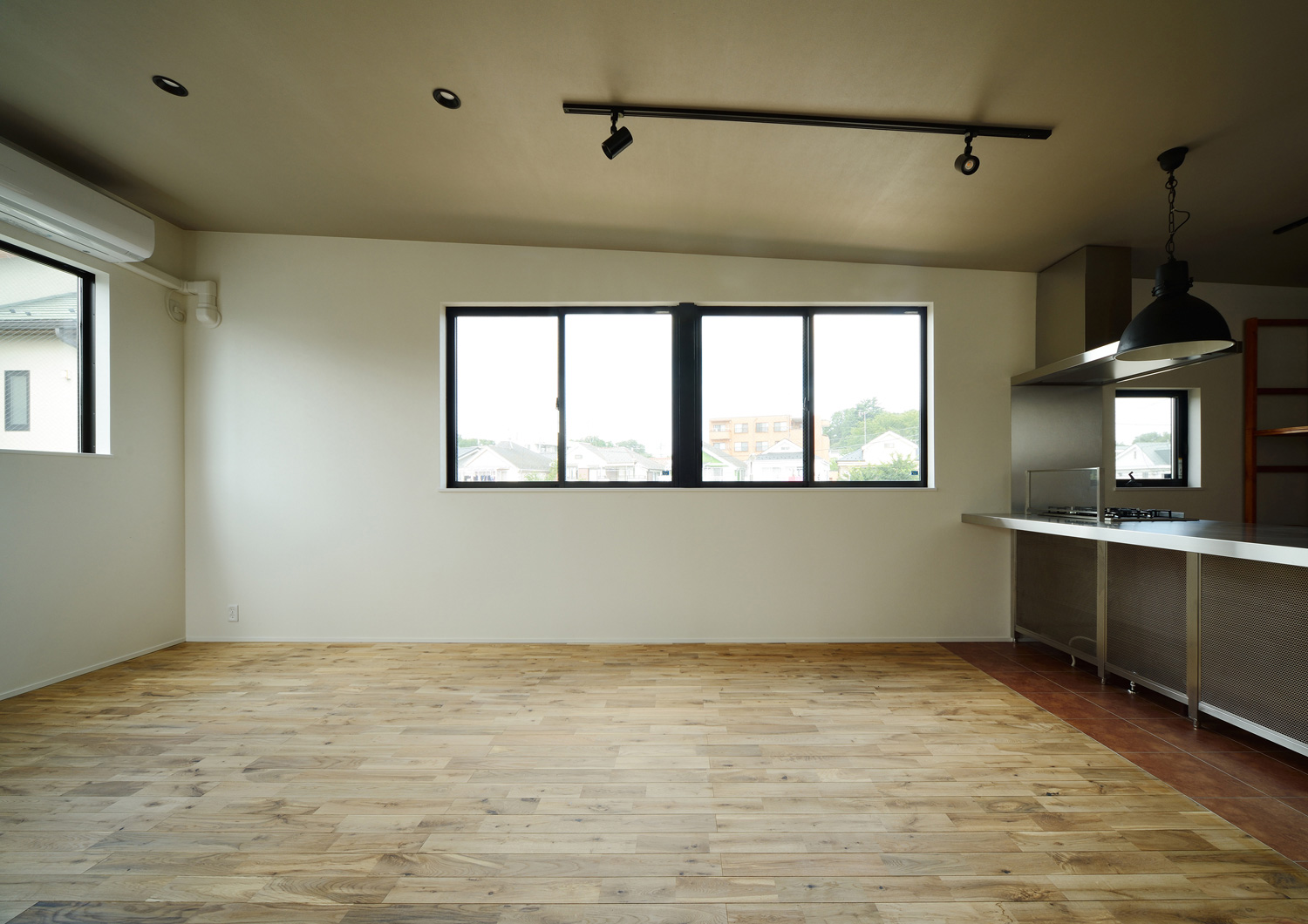 高い位置に窓を取り付けた眺めの良いLDK・デザイン住宅