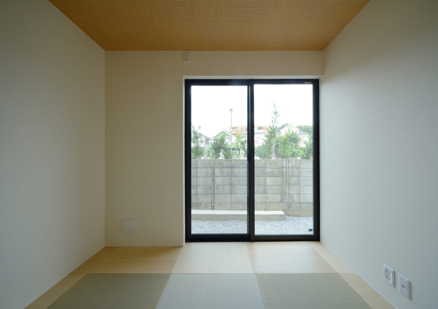 庭に面した窓があるシンプルモダンな和室・デザイン住宅