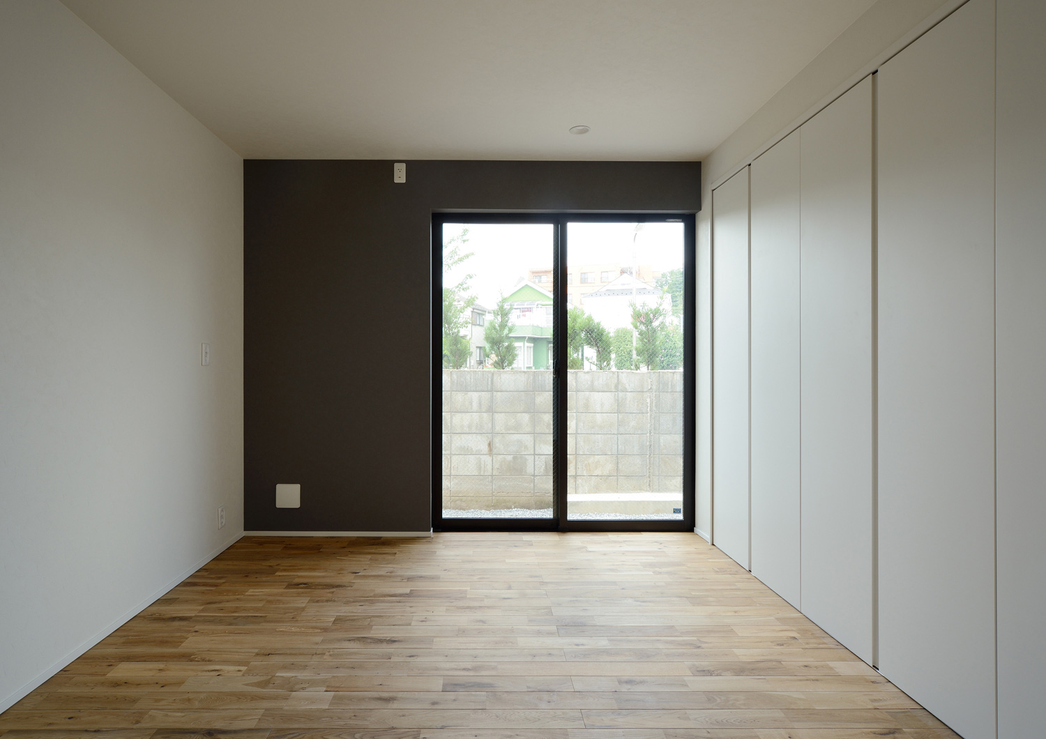 庭に面した窓があるシンプルで明るい子供部屋・デザイン住宅