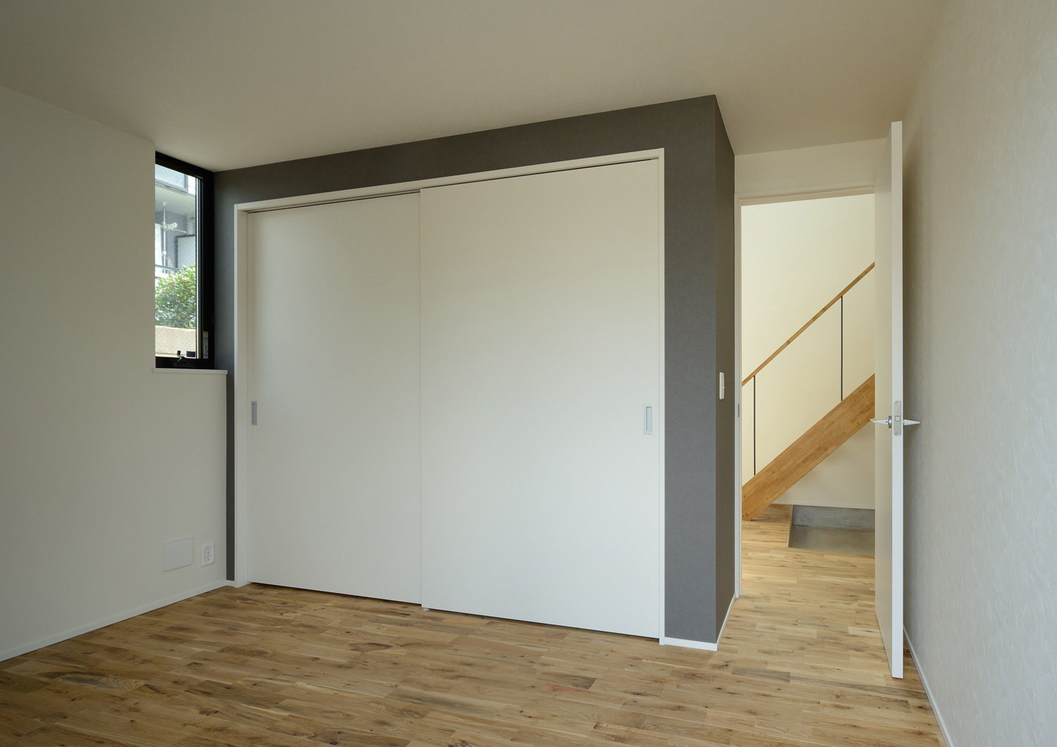 引き戸付きの収納があるシンプルな寝室・デザイン住宅