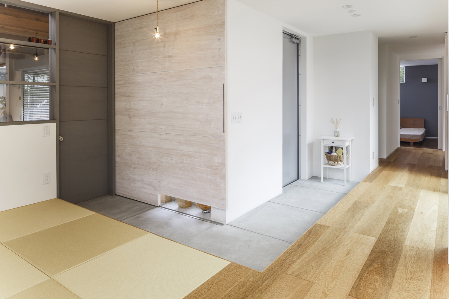 ガレージからもアクセスできる土間玄関・デザイン住宅