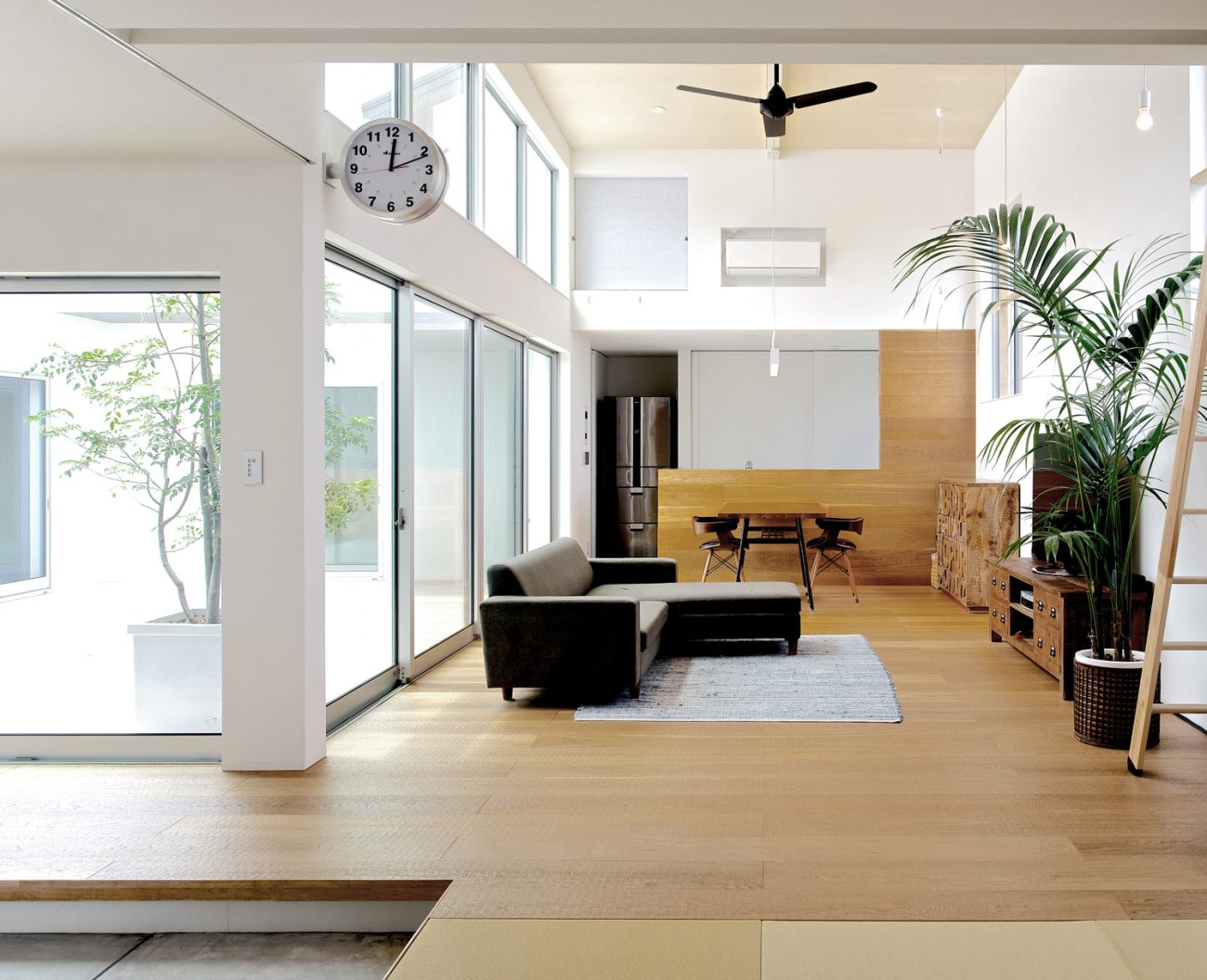 中庭に面した大きな窓と吹き抜けがある明るく開放的なLDK・デザイン住宅