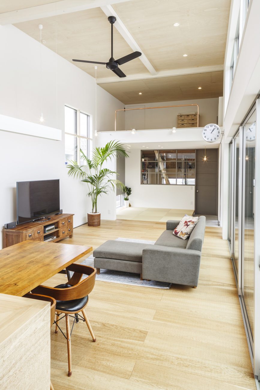 畳スペースやロフトがある吹き抜けの明るくナチュラルなLDK・デザイン住宅