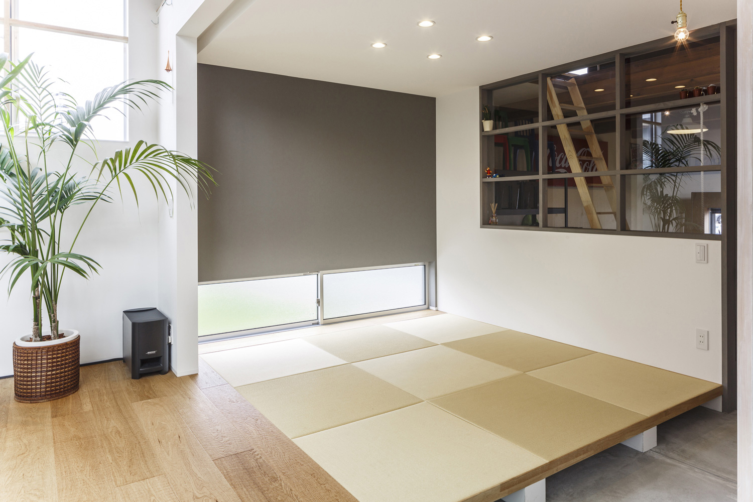 LDKと土間の間にある琉球畳の畳スペース・デザイン住宅
