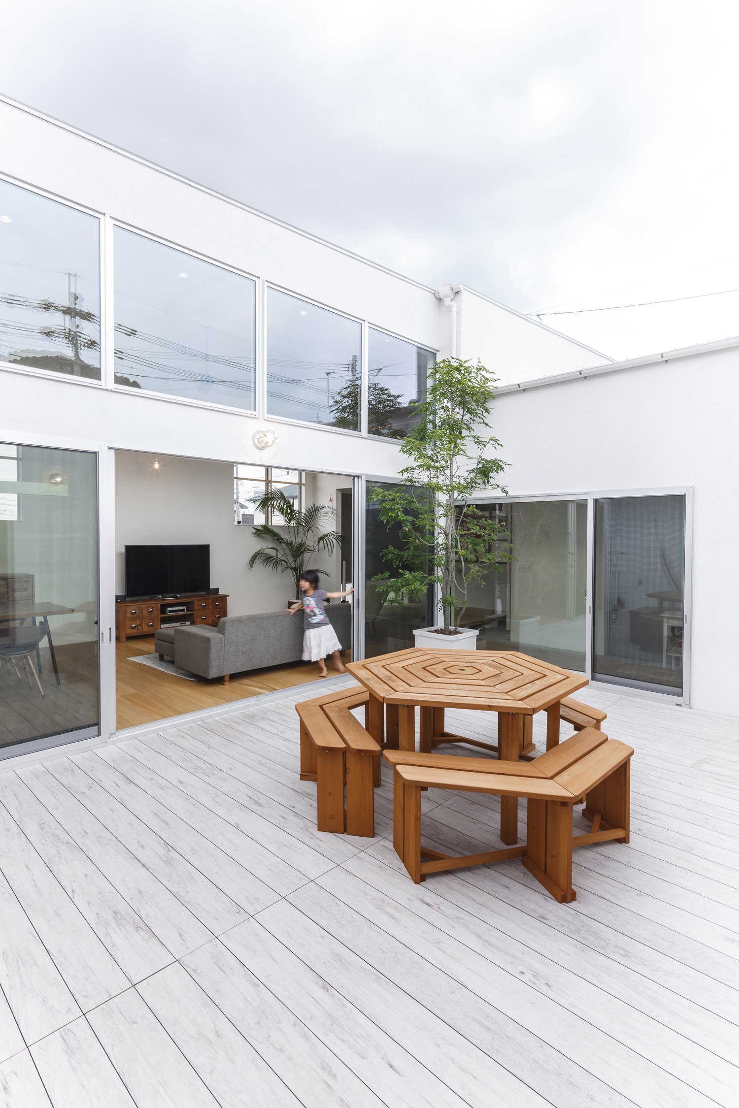 LDKに面した、テーブルと椅子のある広い中庭・デザイン住宅