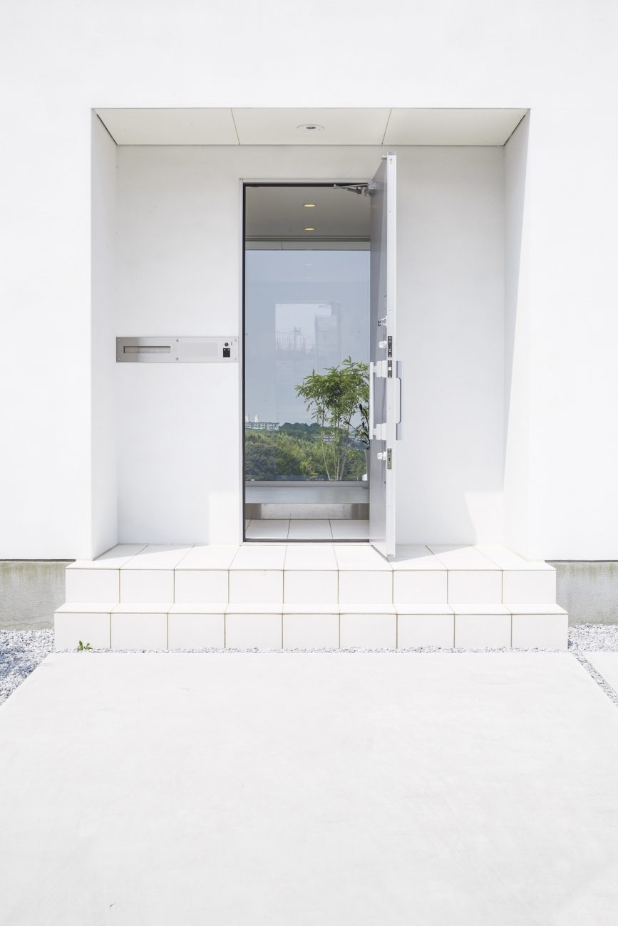 壁をくりぬいたような軒天井付きでシンプルな玄関ポーチ・デザイン住宅