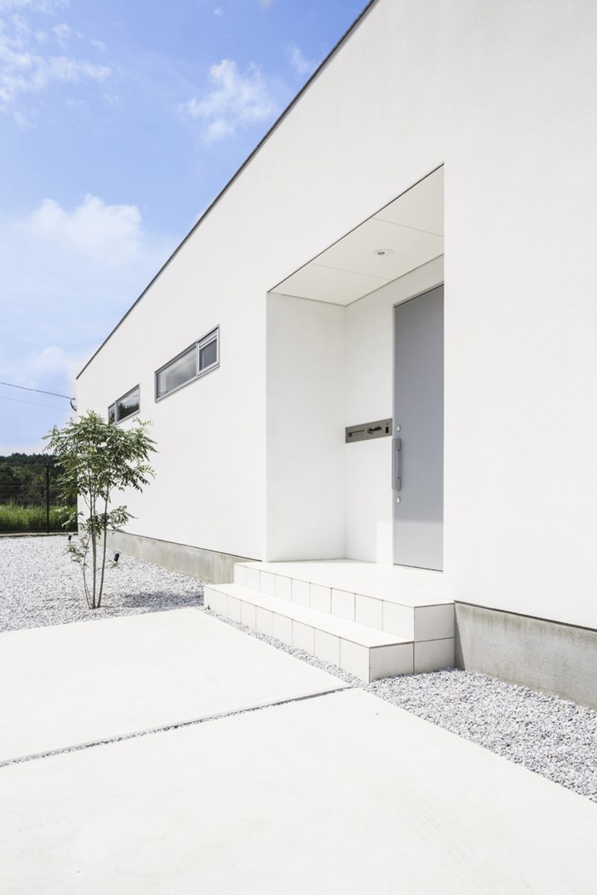 駐車場から繋がる階段の玄関アプローチ・デザイン住宅