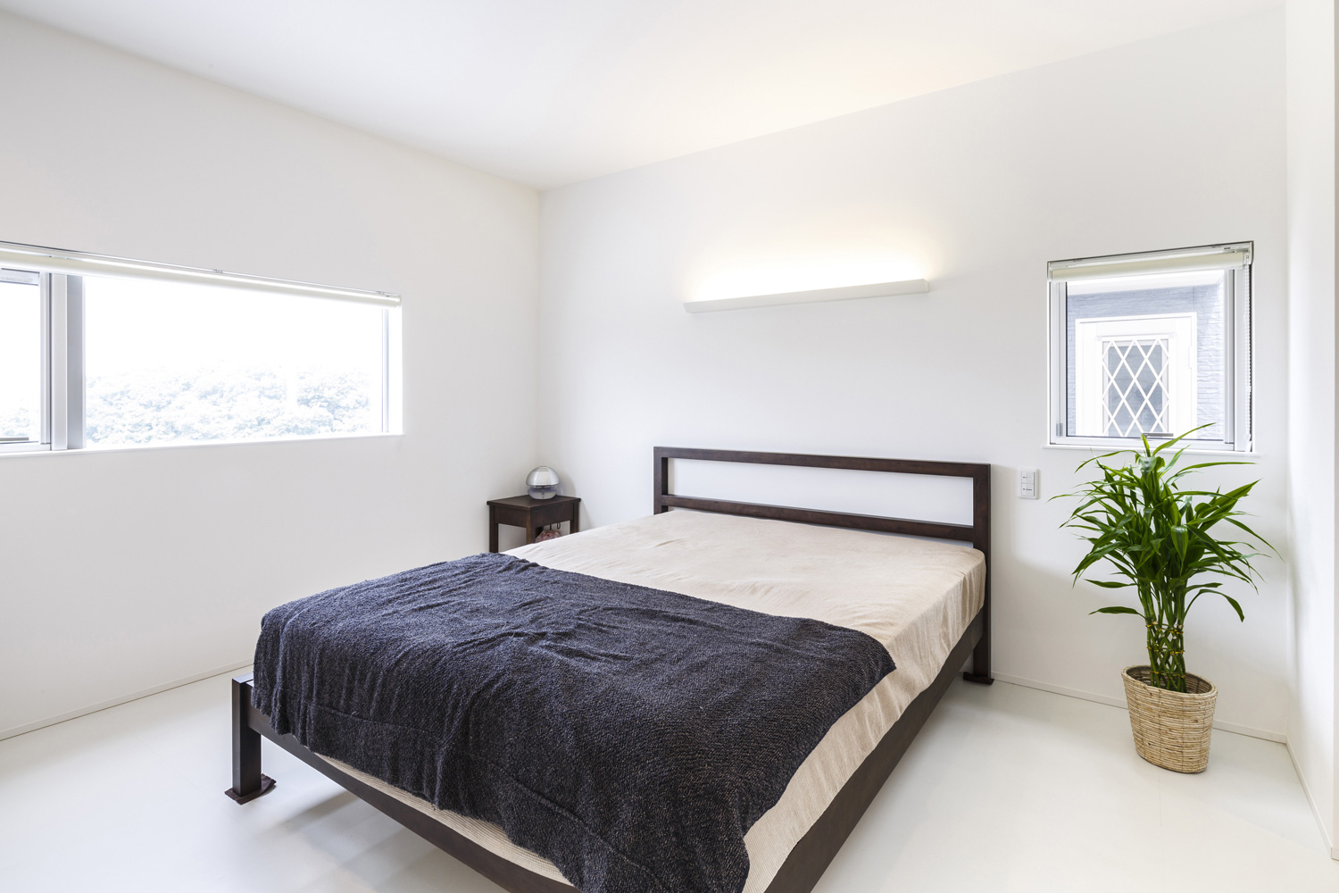 小さめの窓を取り付け、間接照明を取り付けたシンプルかつおしゃれな寝室・デザイン住宅
