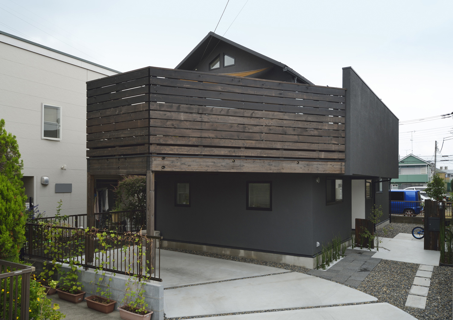 デザイン住宅建築実例_外観・注文住宅『CASE384 バルコニーと暮らす家』の建築実例・施⼯例の写真・建物外観全体