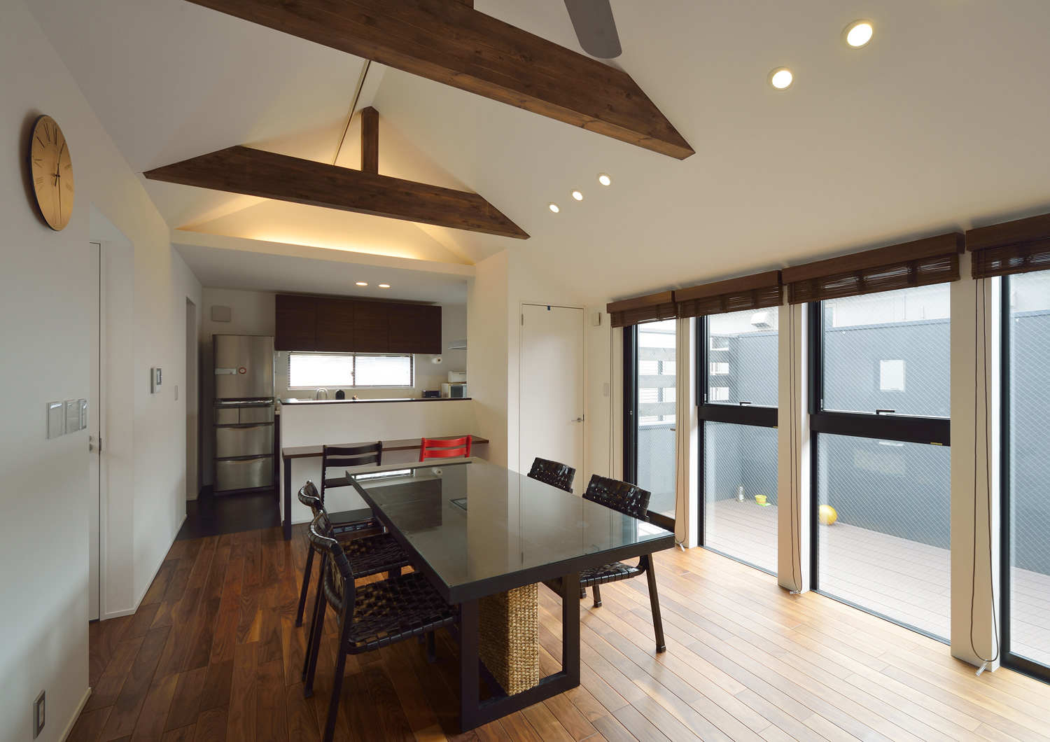 バルコニーに面した大きな窓がある高天井のLDK・デザイン住宅