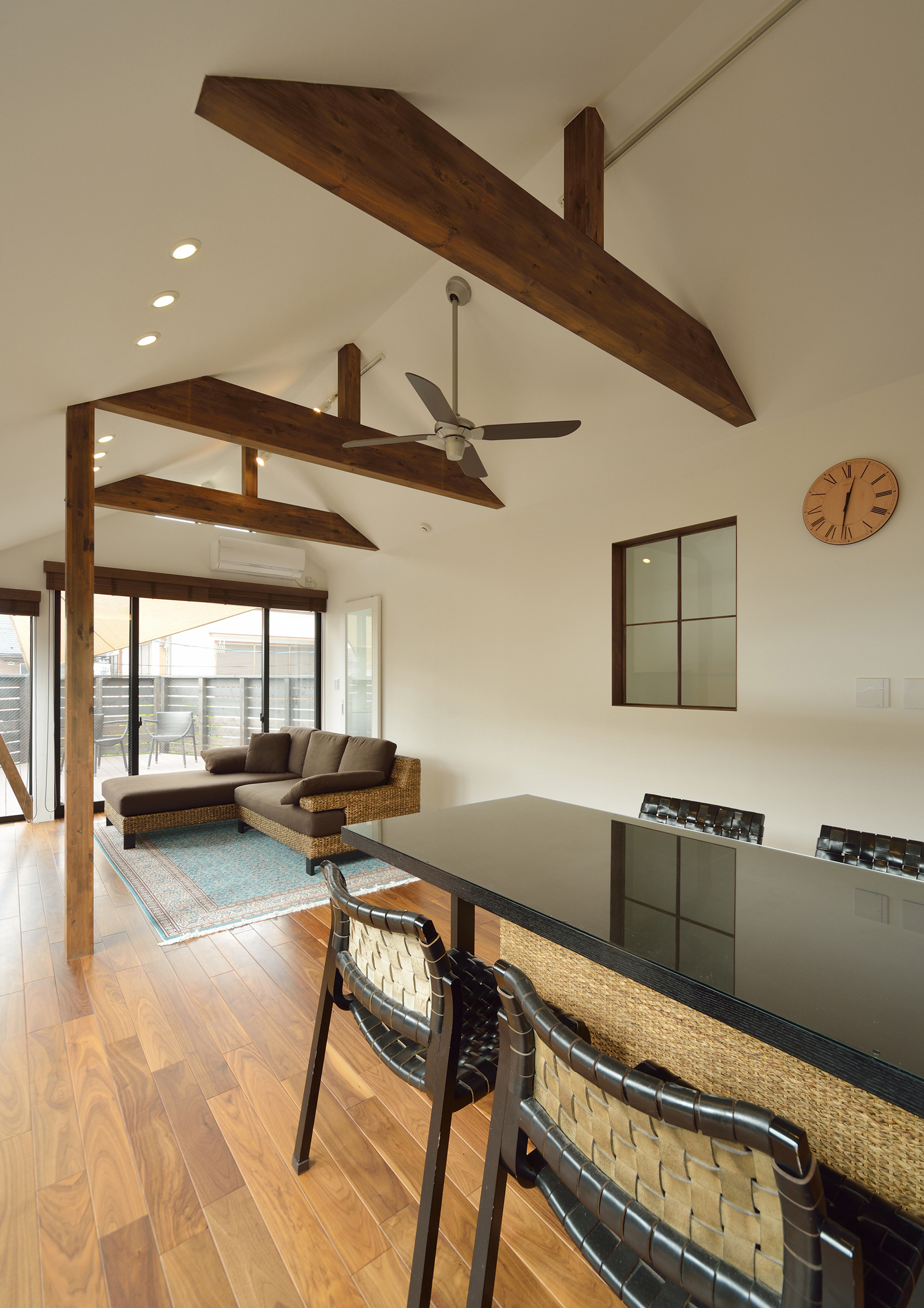 高天井で木の化粧梁があるナチュラルなログハウスのようなLDK・デザイン住宅