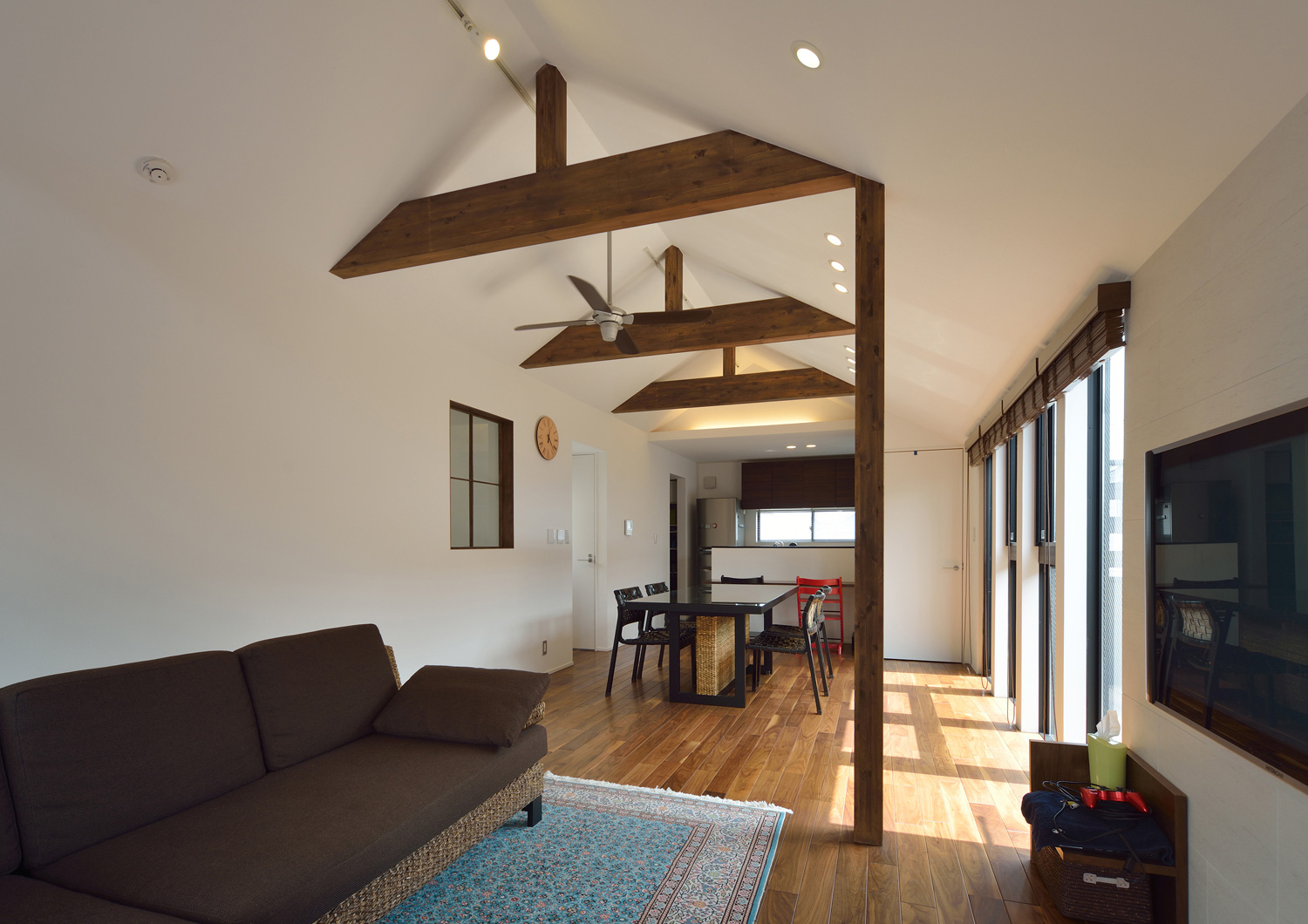 大きな窓から光が入る、明るく開放的な高天井のLDK・デザイン住宅