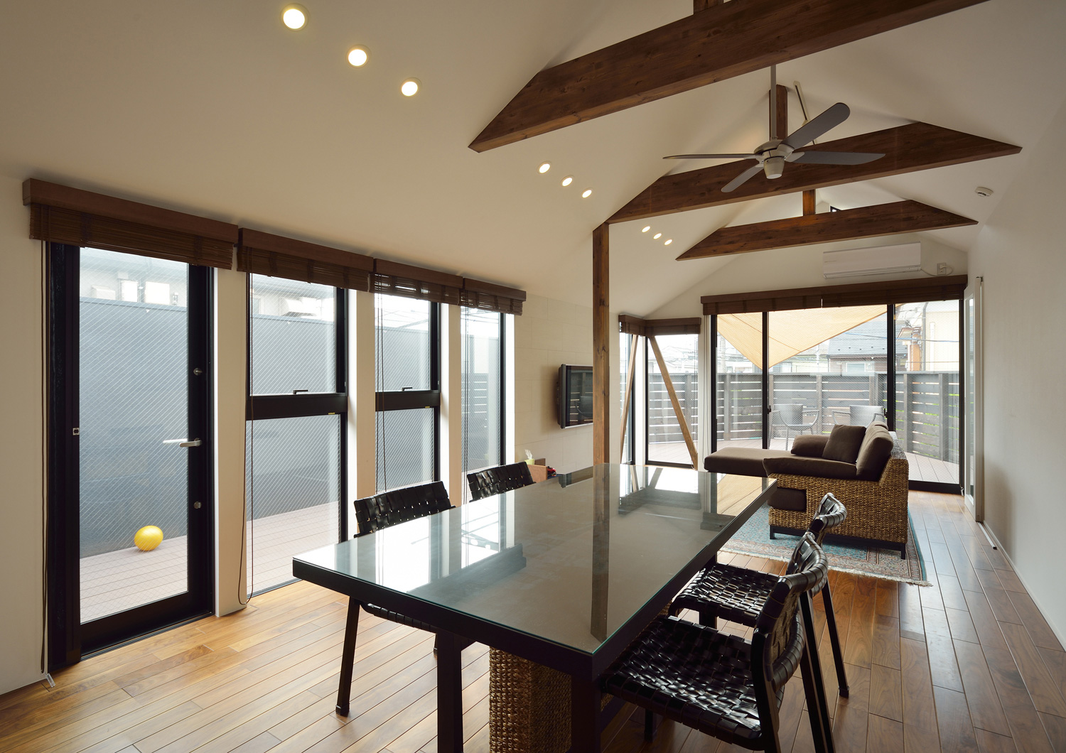 バルコニーに囲まれた開放感のある明るいLDK・デザイン住宅