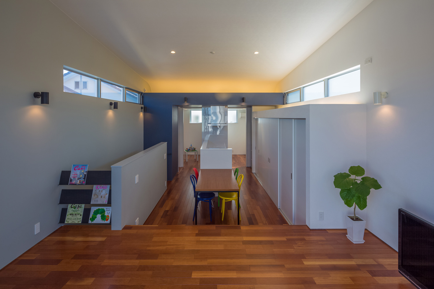 扉付きの収納があるスキップフロアのLDK・デザイン住宅