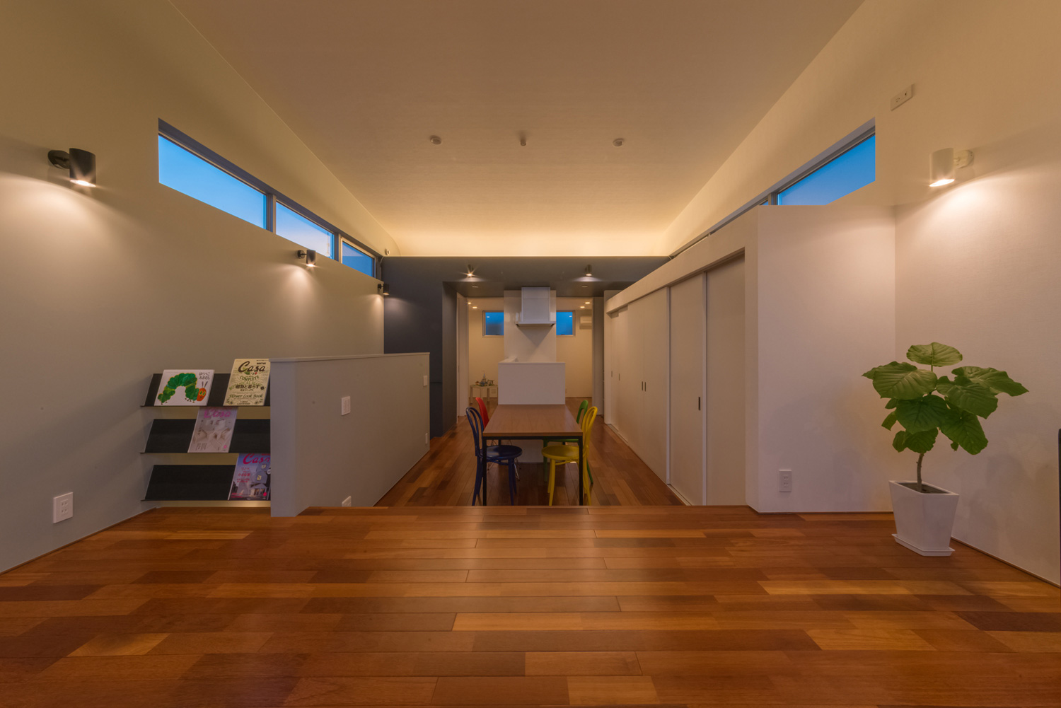 壁際に間接照明を取り付けたスキップフロアのおしゃれなLDK・デザイン住宅