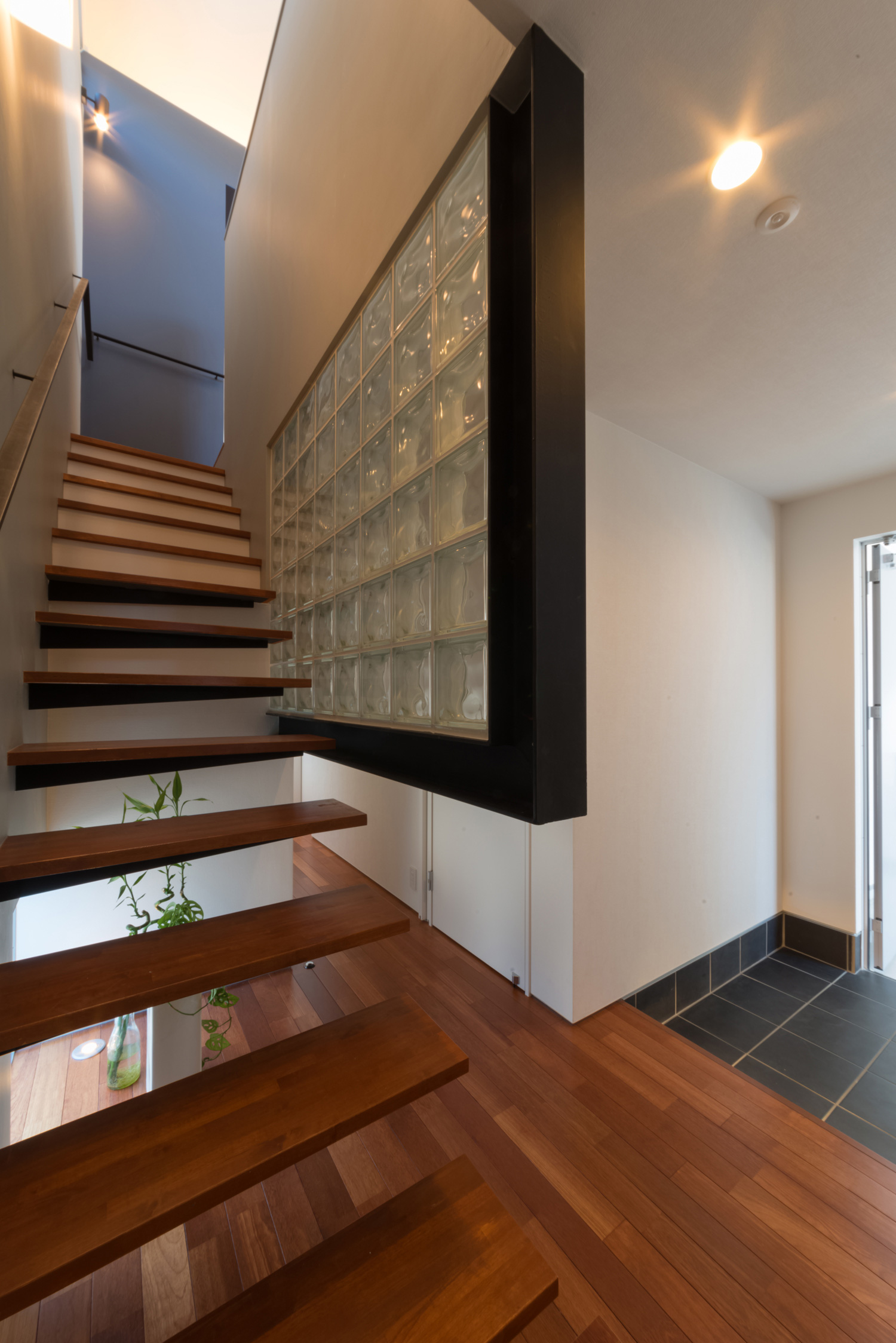 注文玄関の正面にスケルトン階段があるデザイン・デザイン住宅