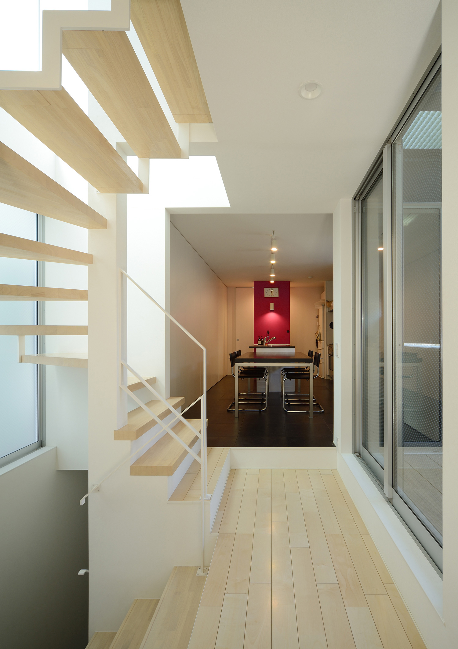 キッチンとダイニング部分だけ黒い床としたおしゃれなLDK・デザイン住宅