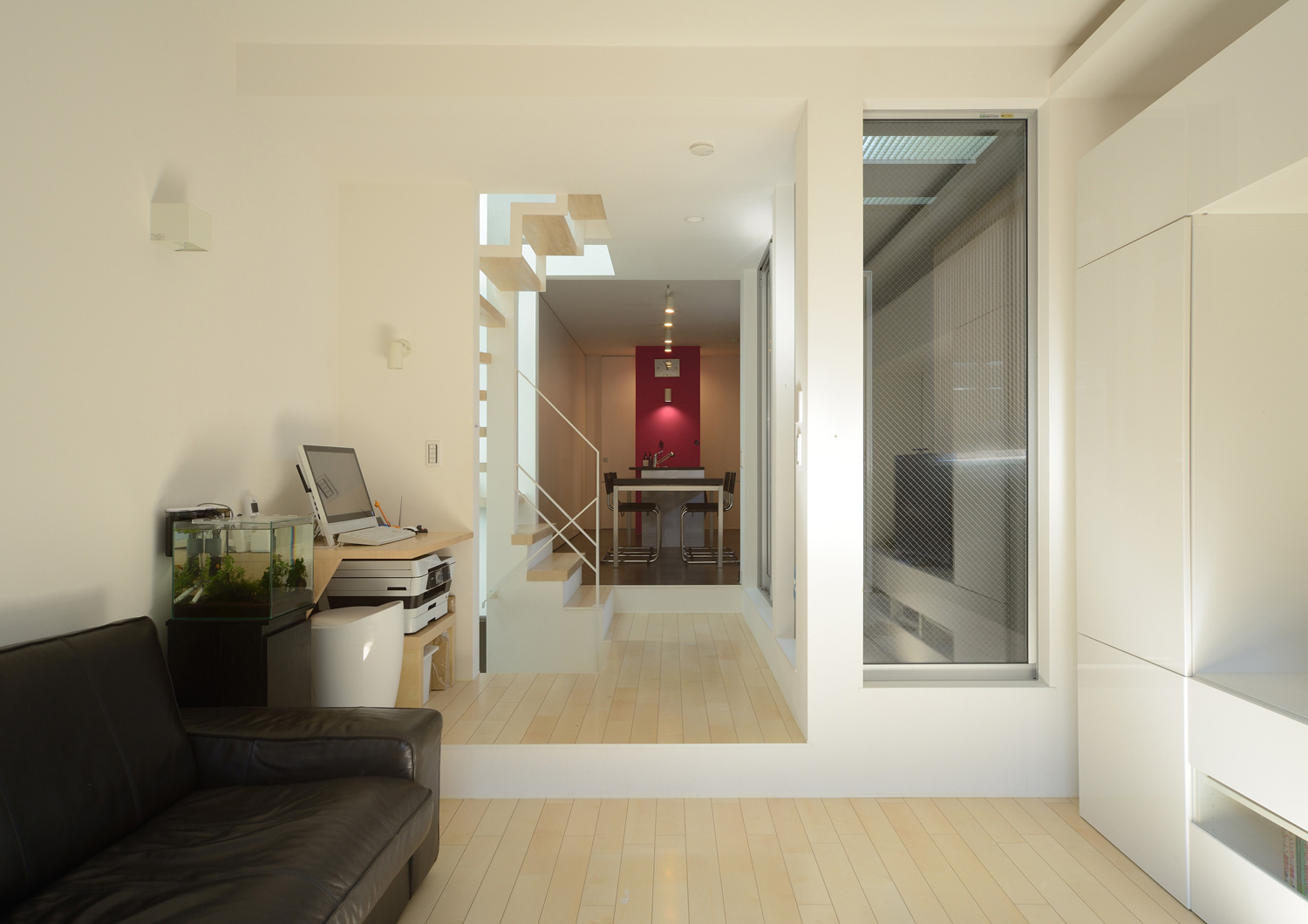 スキップフロアになったインナーバルコニーのあるLDK・デザイン住宅