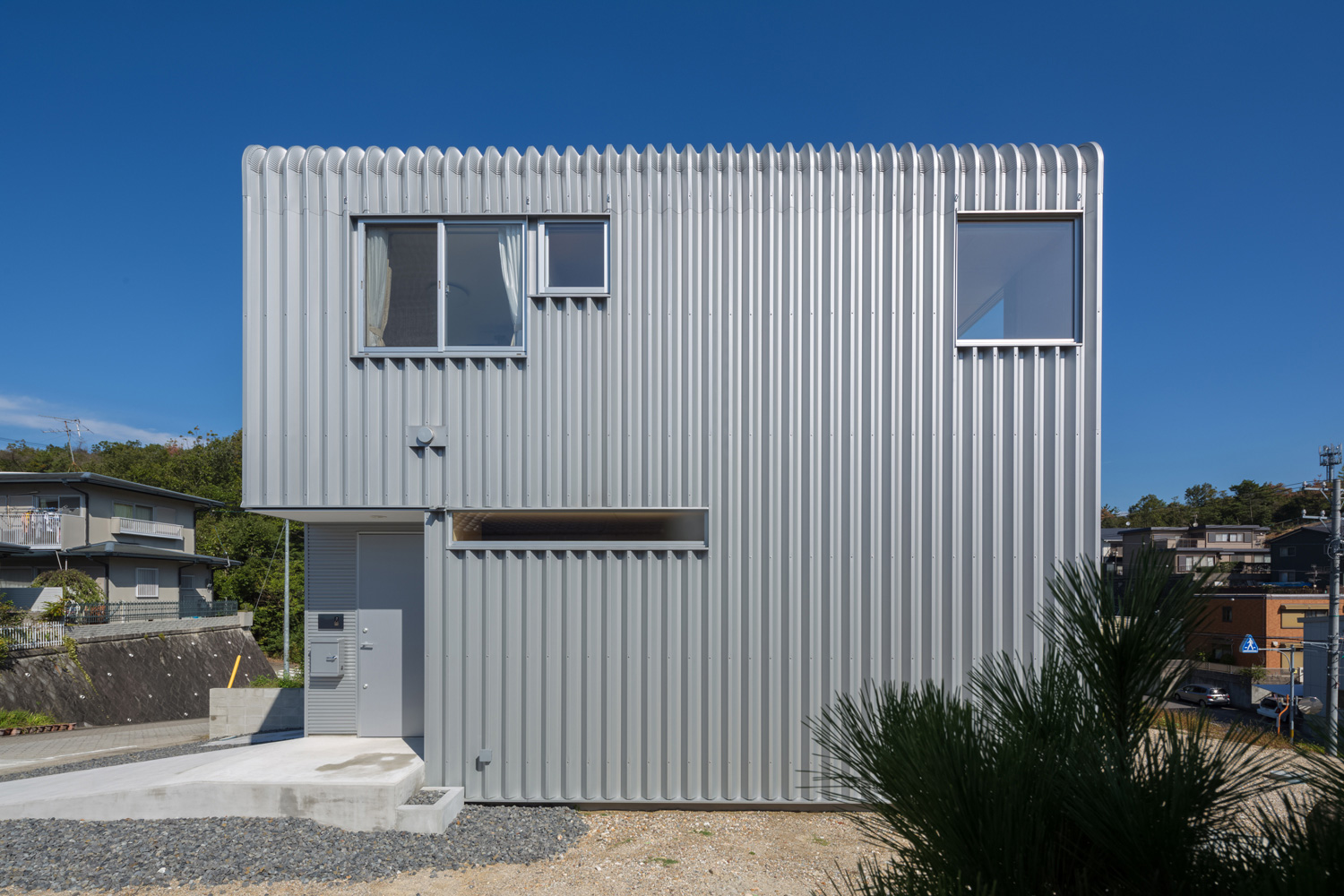 シンプルなシルバーのガルバリウム鋼板の外壁の家・デザイン住宅