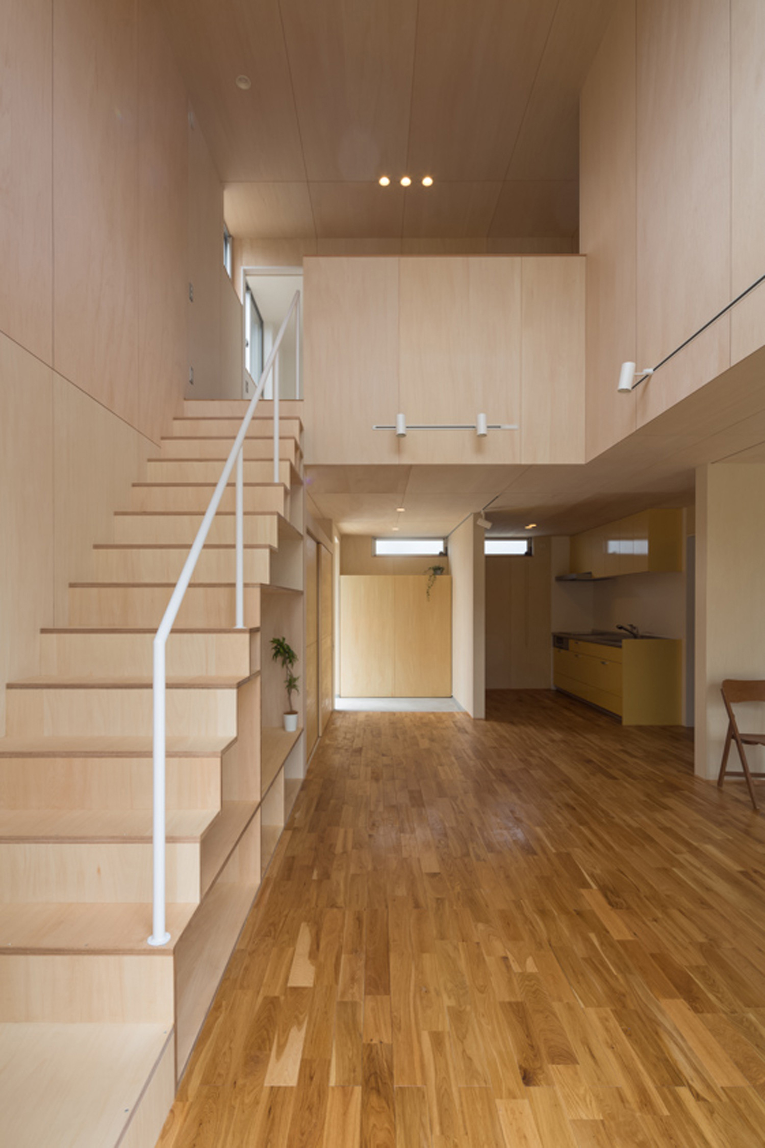 白いアイアンの手すり付きの木のリビングイン階段がある吹き抜けのナチュラルなLDK・デザイン住宅