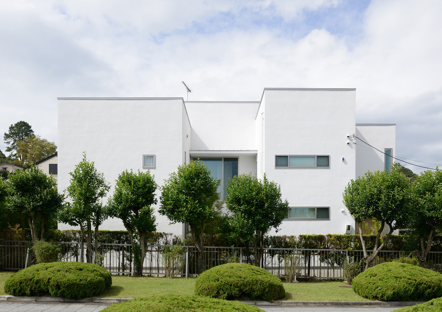 デザイン住宅建築実例_外観・注文住宅『CASE389 白の庵』の建築実例・施⼯例の写真・建物外観全体