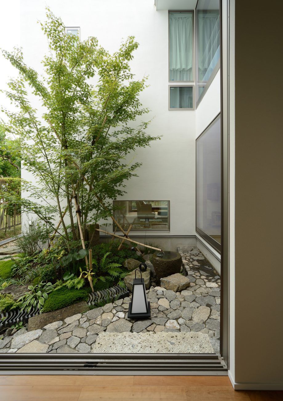 石を敷き詰めた植栽がある和風の中庭・デザイン住宅