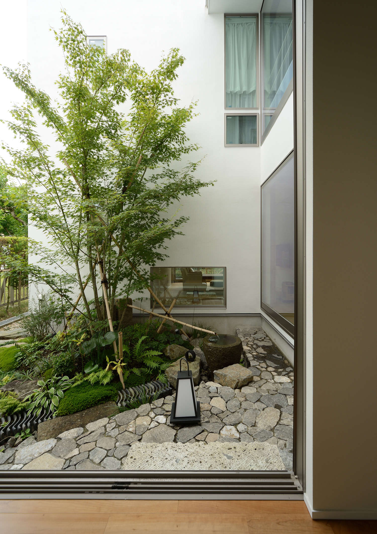 石を敷き詰めた植栽がある和風の中庭・デザイン住宅