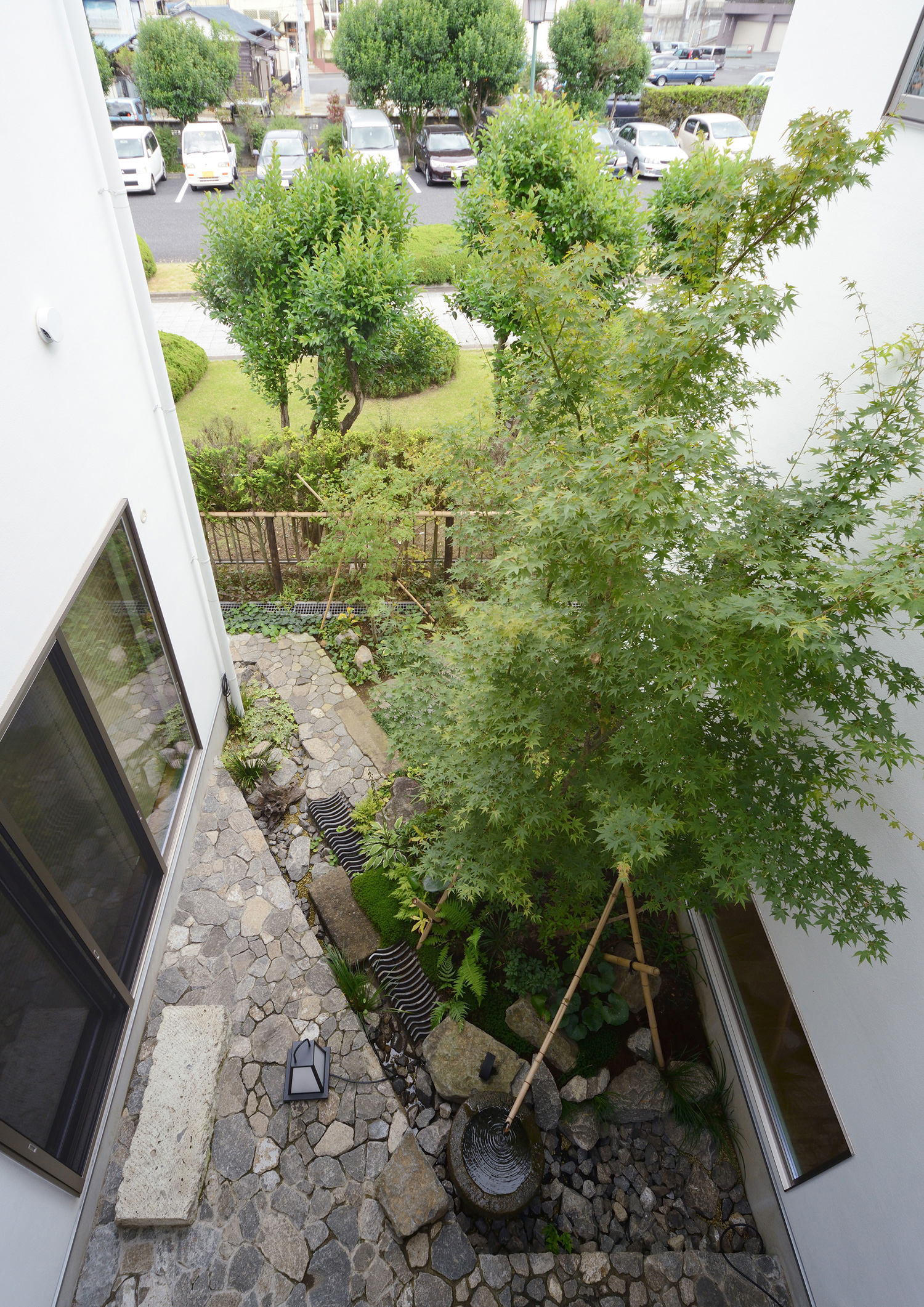 石を敷き詰めた植栽のある中庭を上から見た様子・デザイン住宅