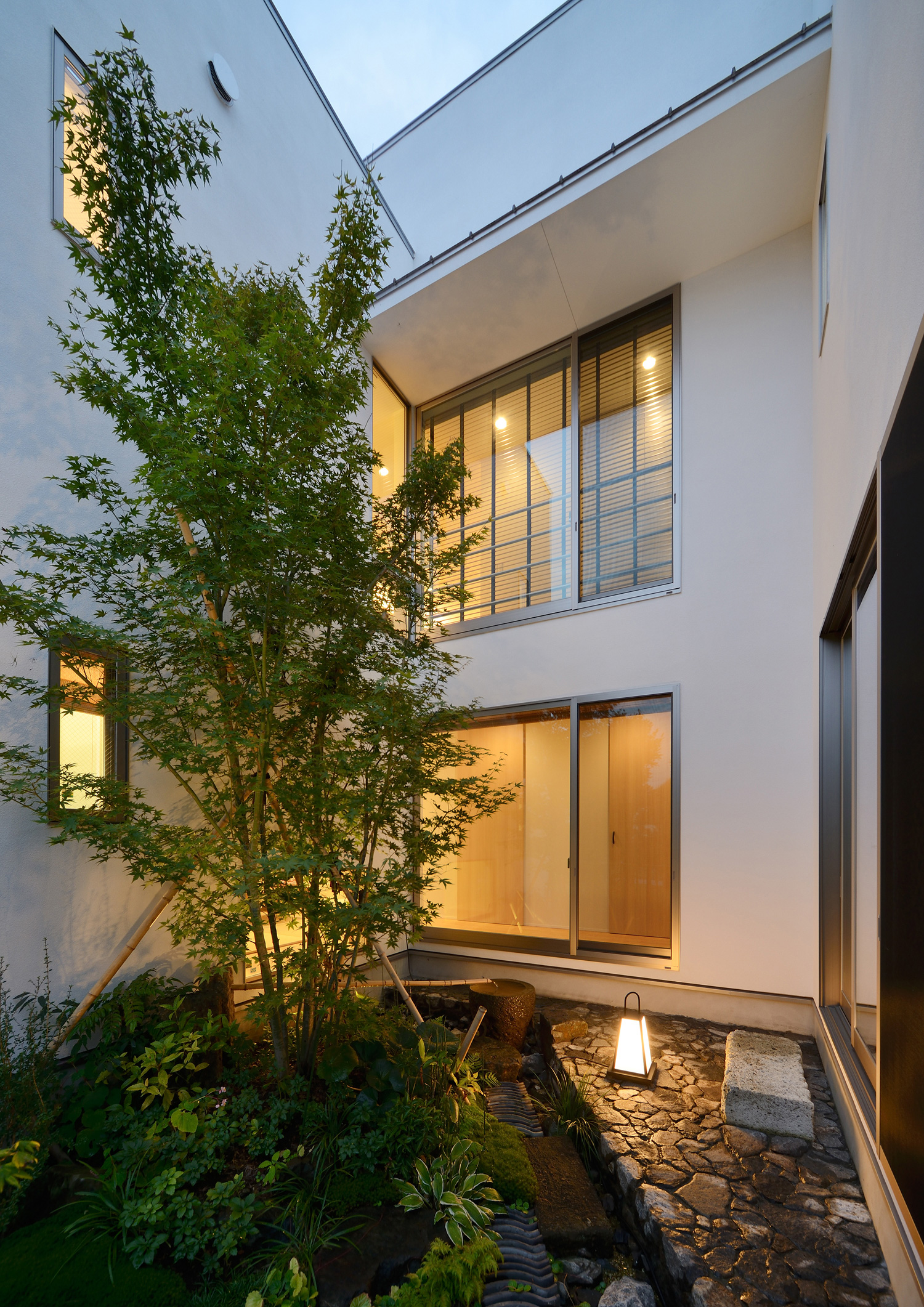 中庭に面したバルコニーがあるおしゃれな家・デザイン住宅