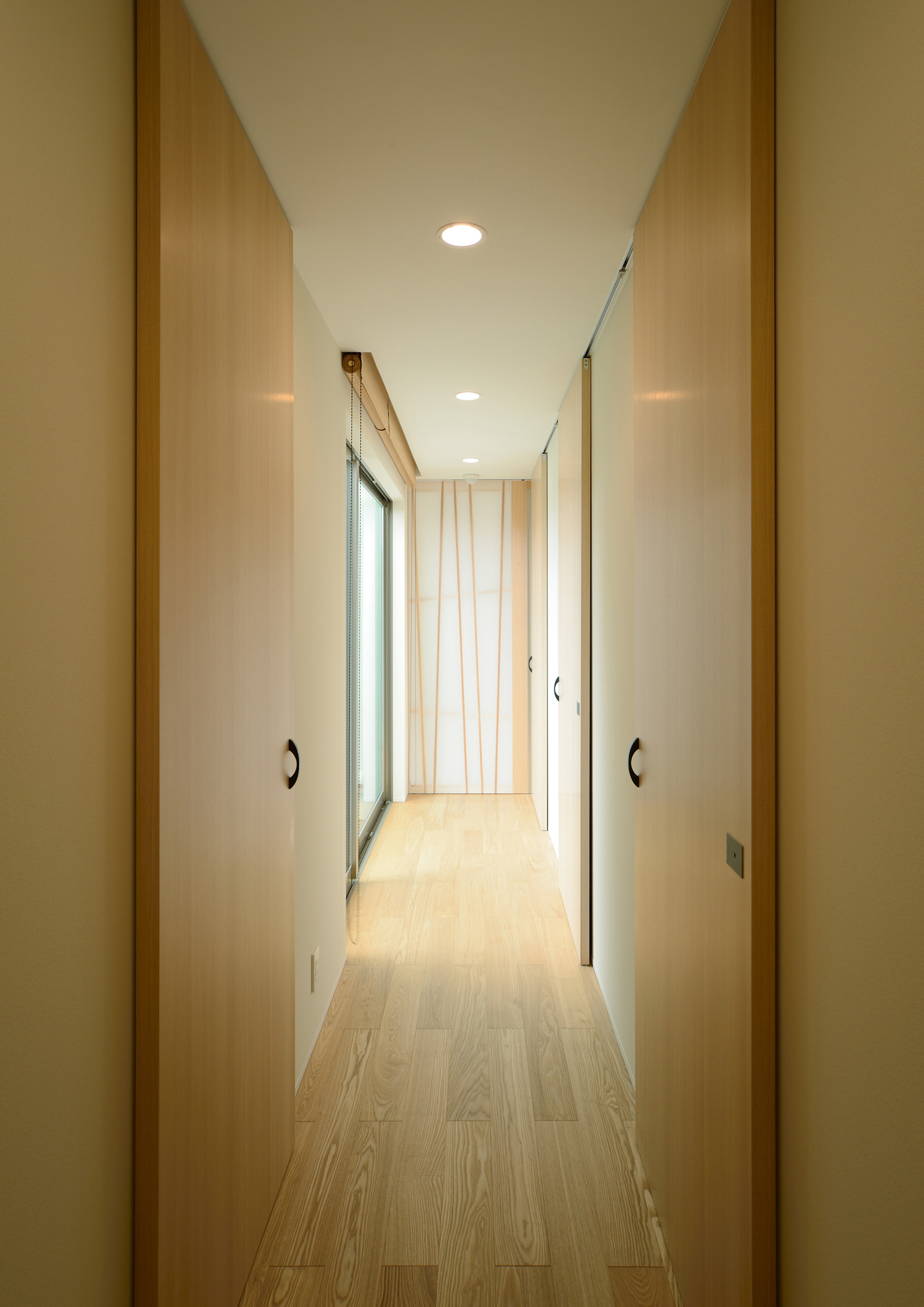 木の引き戸が取り付けられた和風の廊下・デザイン住宅