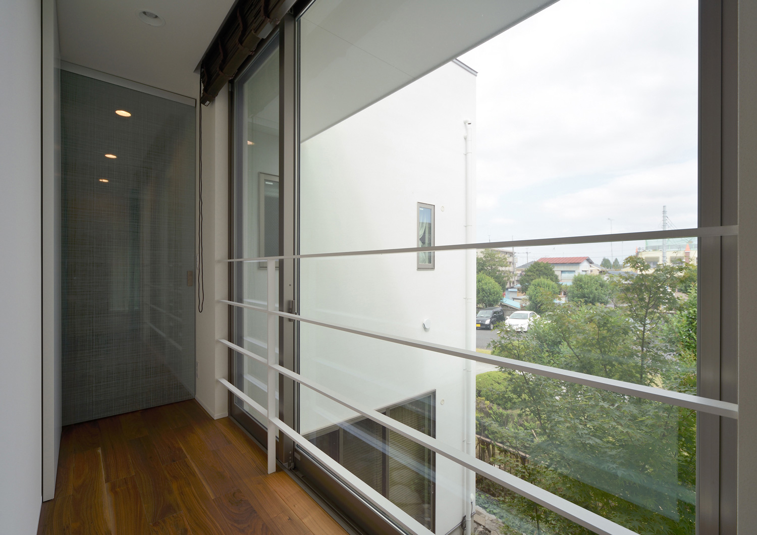 中庭に面した窓がある廊下・デザイン住宅