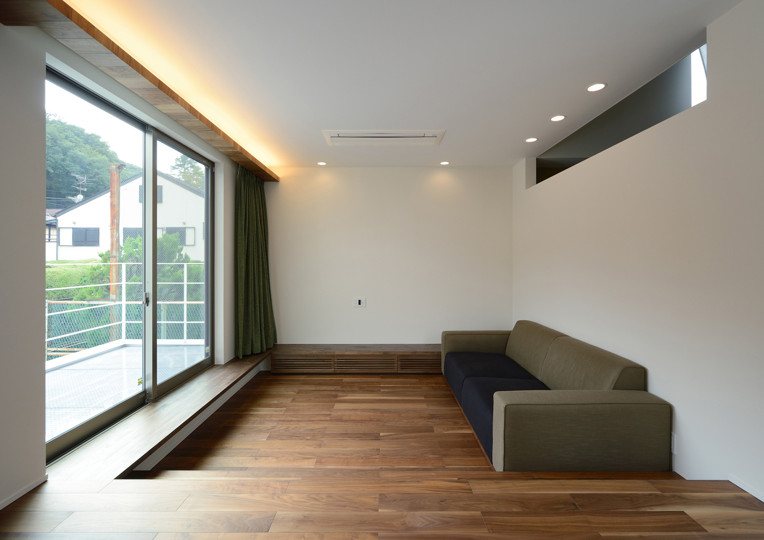 壁際にライン状の間接照明があるダウンリビング付きのシンプルなLDK・デザイン住宅