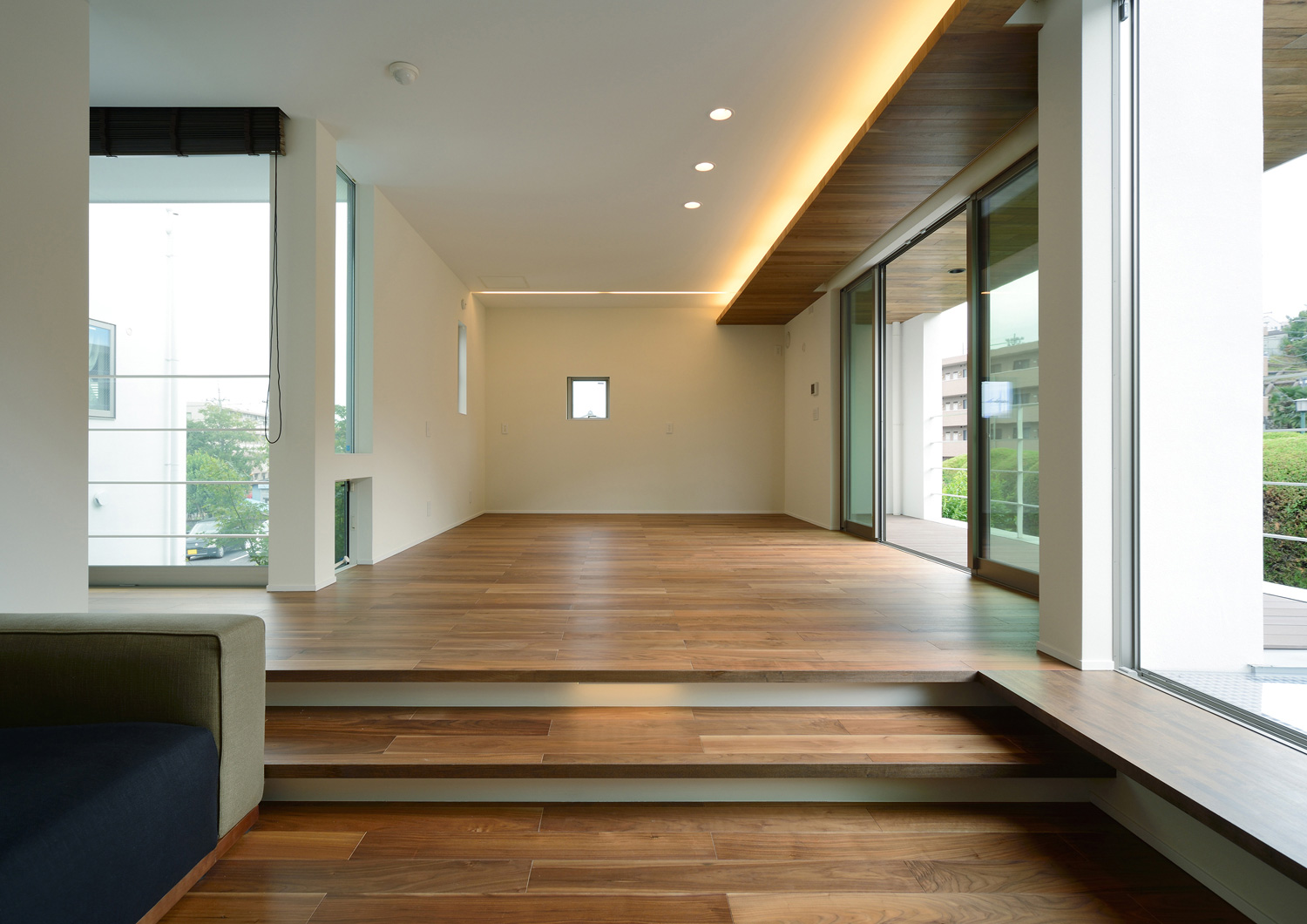 バルコニーと中庭に面した窓があるシンプルで開放的な家・デザイン住宅