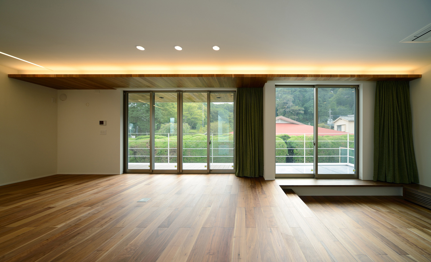 バルコニーに面した窓際に間接照明を取り付けた開放的でおしゃれなLDK・デザイン住宅