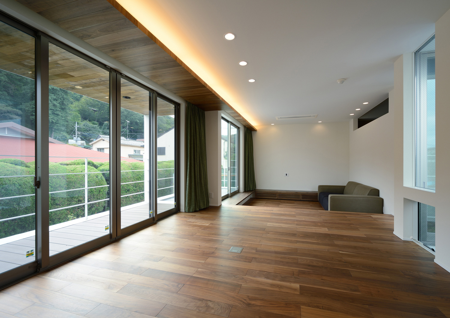 バルコニーから天井が繋がっているようなデザインのシンプルでおしゃれなLDK・デザイン住宅