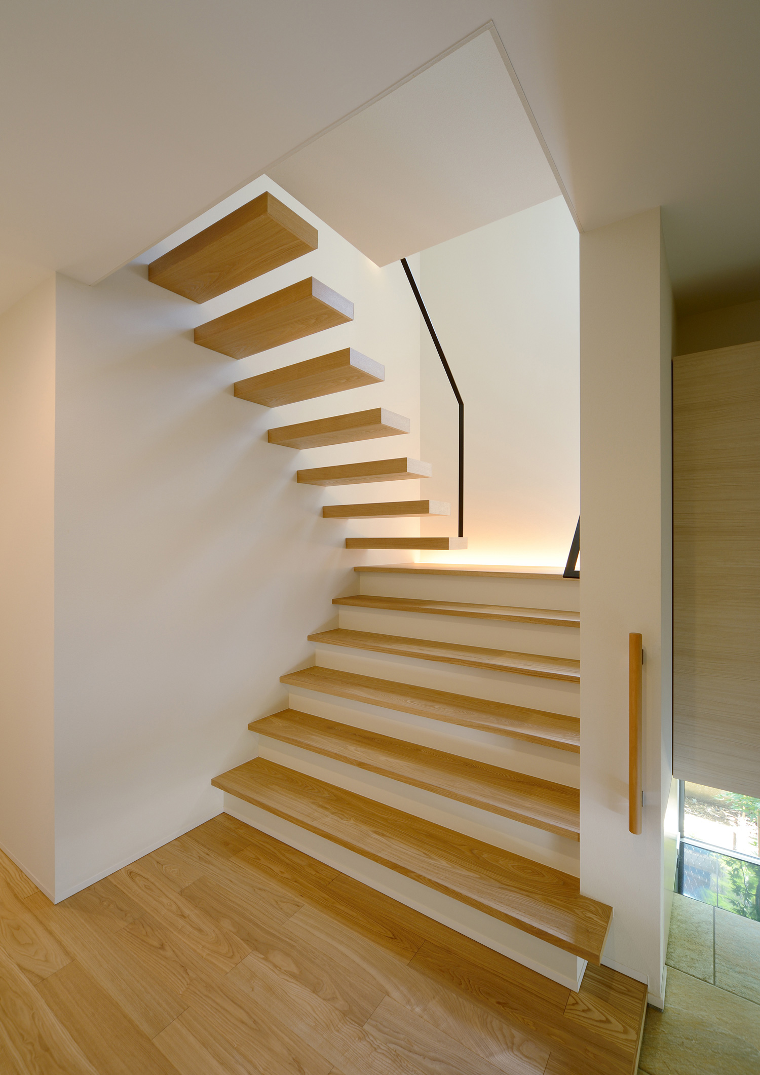 箱型階段とスケルトン階段を組み合わせたシンプルでおしゃれな階段・デザイン住宅