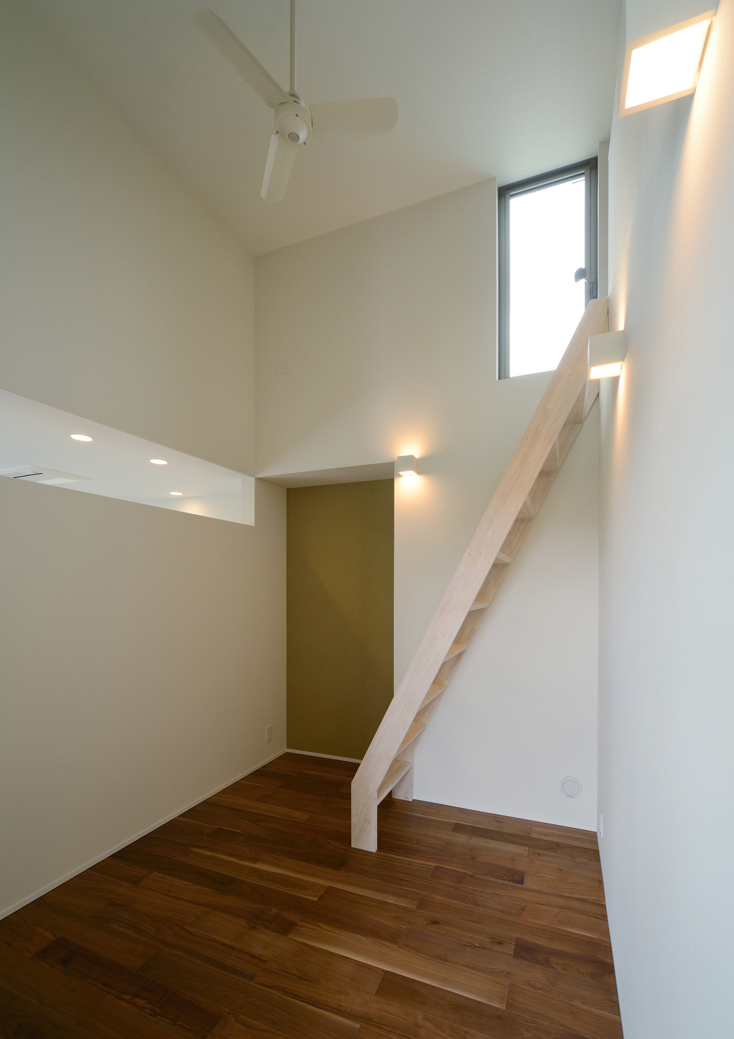 天井近くの窓を開けるための階段があるシンプルな寝室・デザイン住宅