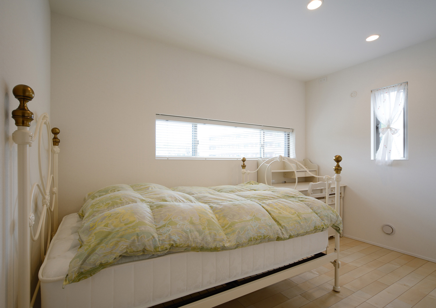 スリット窓や小窓があるプライバシーを確保した寝室・デザイン住宅