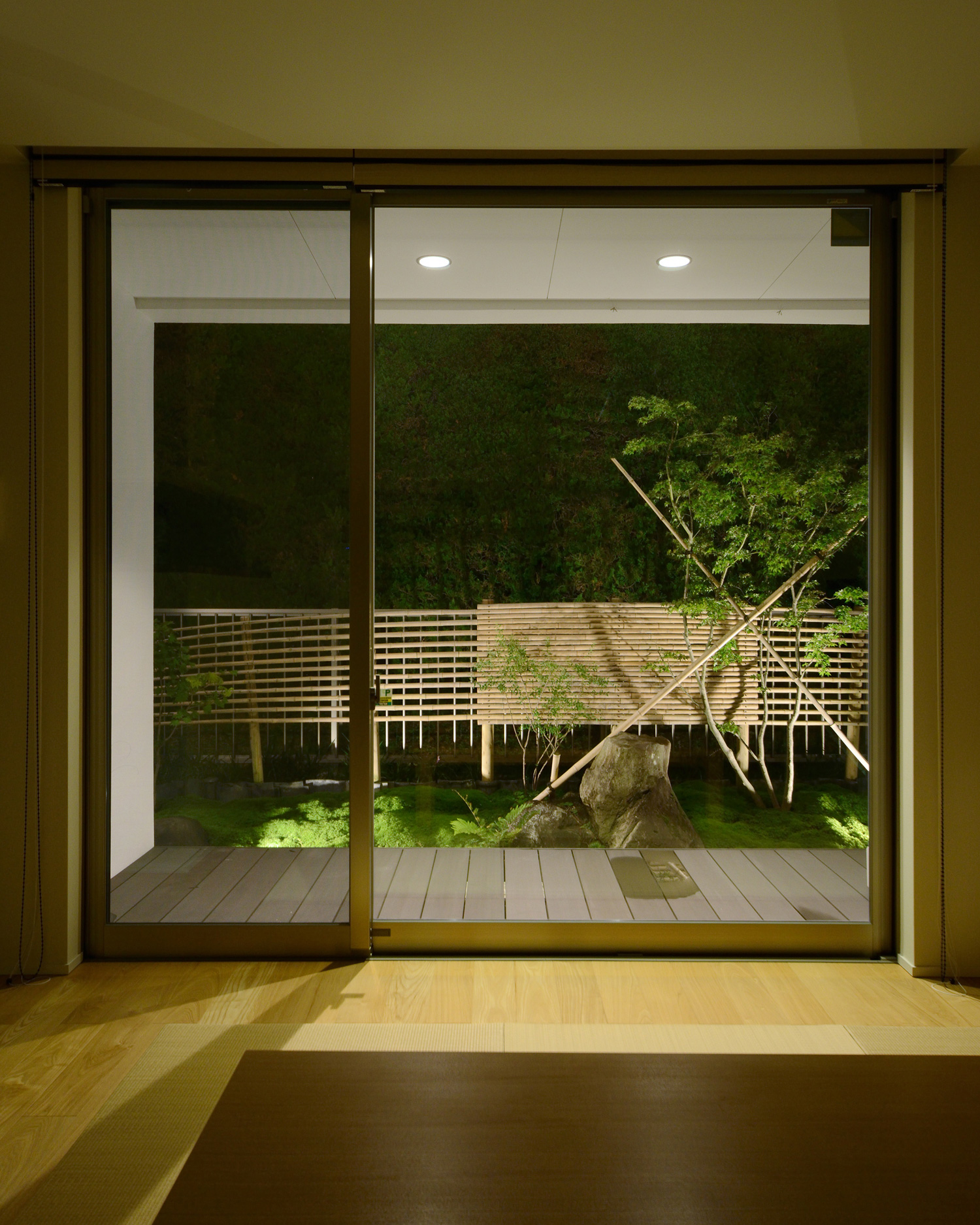 ライトアップされた植栽が見える縁側と中庭・デザイン住宅