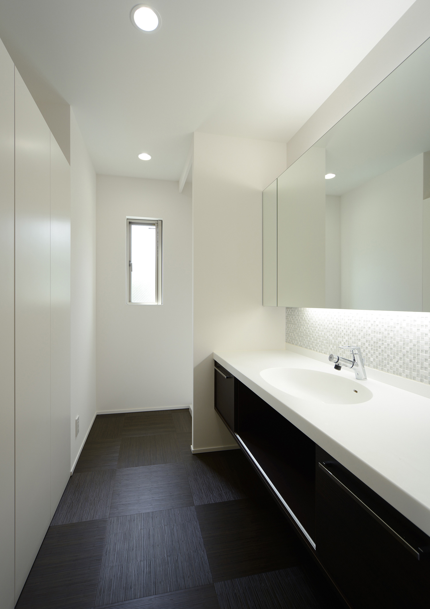 モノトーンでまとめたシンプルで清潔感がある洗面所・デザイン住宅