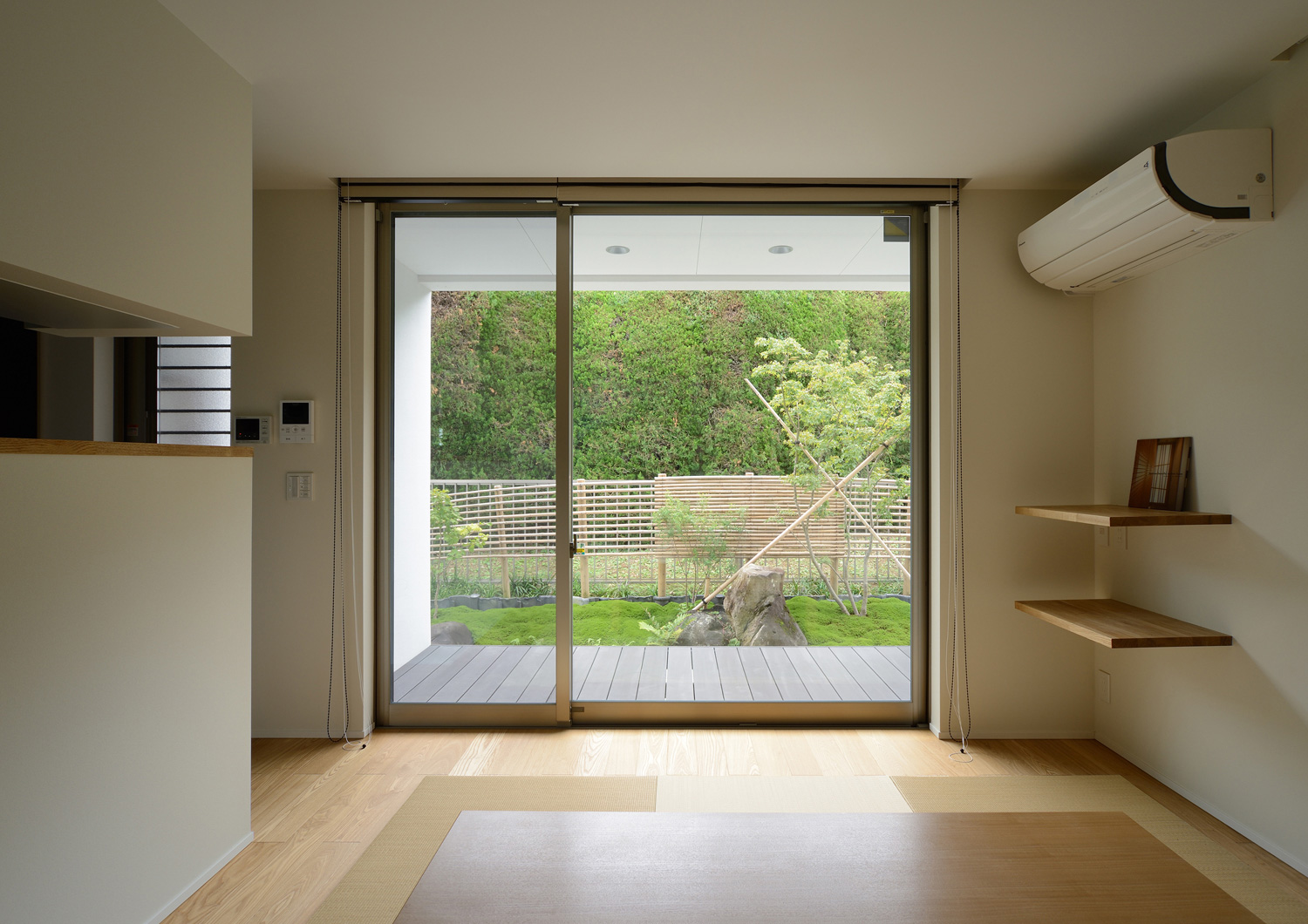 和室から見える縁側と中庭・デザイン住宅