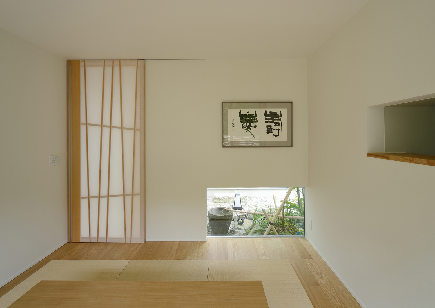 地窓やニッチ壁があるシンプルでモダンな和室・デザイン住宅