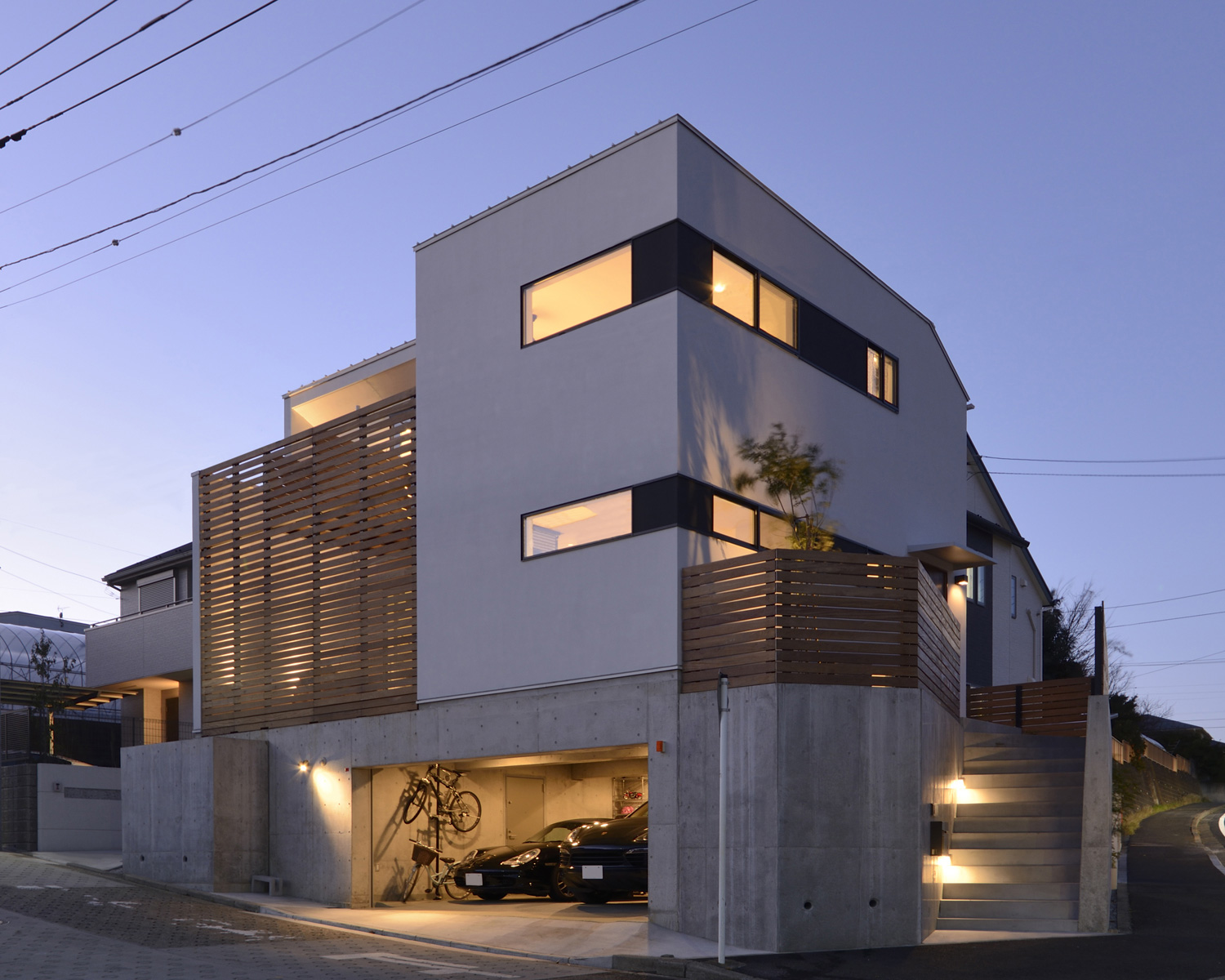 車が二台収納できる地下車庫があるシンプルな外観の家・デザイン住宅